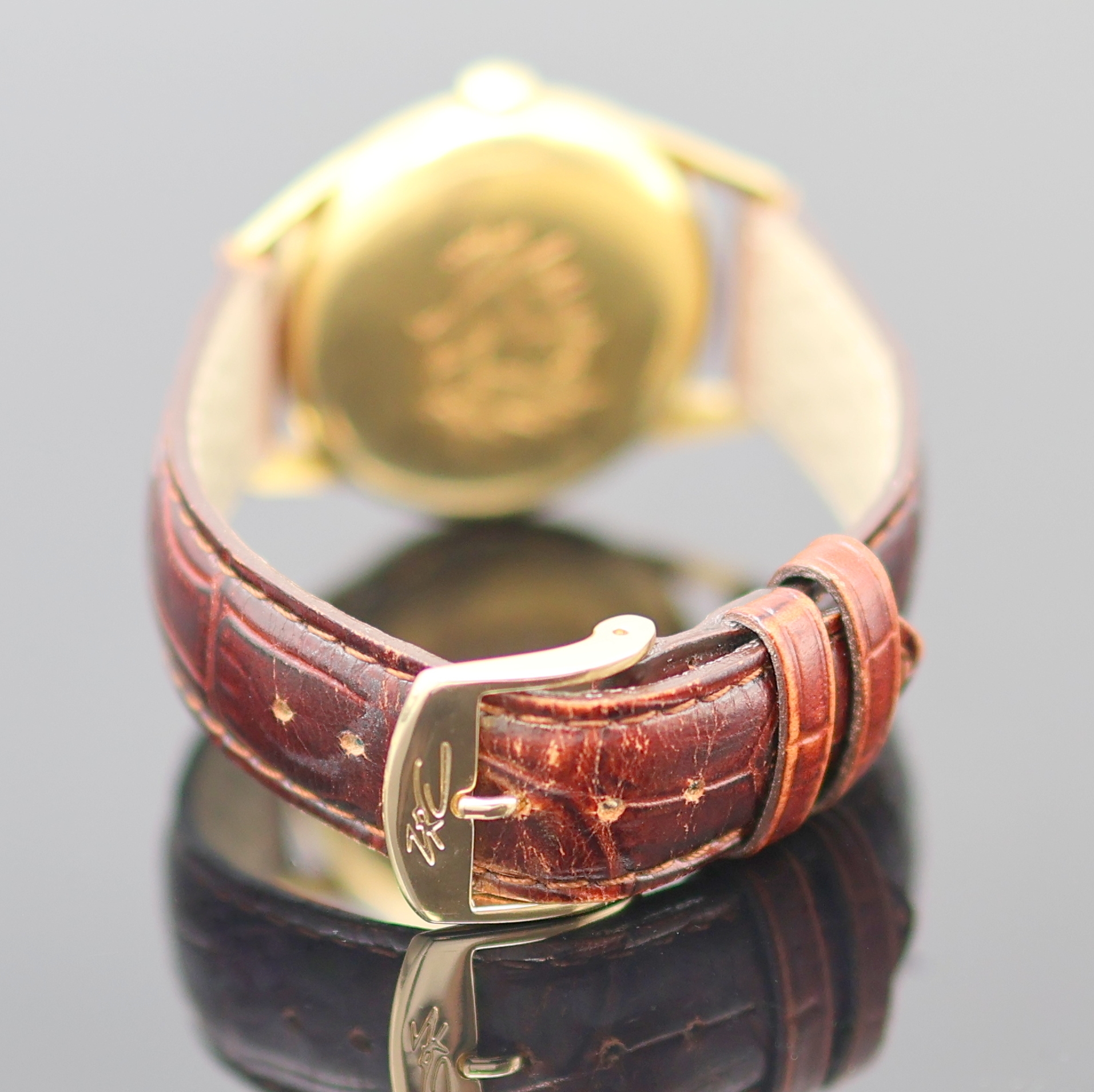 Detail d: LONGINES Flagship Herrenarmbanduhr in GG 750/000 Referenz 1403, Schweiz um 1965, Automatik, Boden m. Relief-Darst. eines Segelschiffs u. Glasrand ...