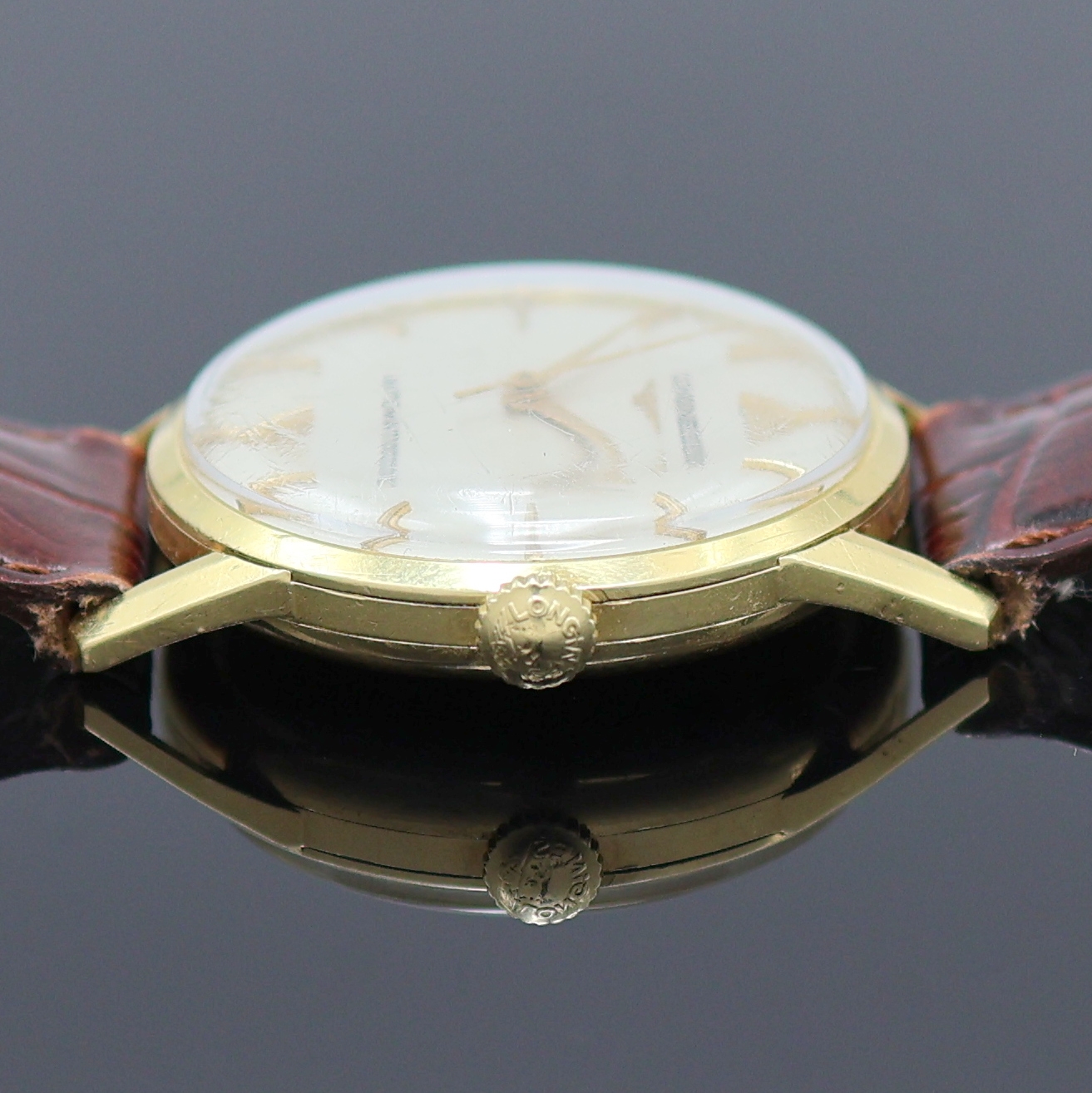 Detail f: LONGINES Flagship Herrenarmbanduhr in GG 750/000 Referenz 1403, Schweiz um 1965, Automatik, Boden m. Relief-Darst. eines Segelschiffs u. Glasrand ...