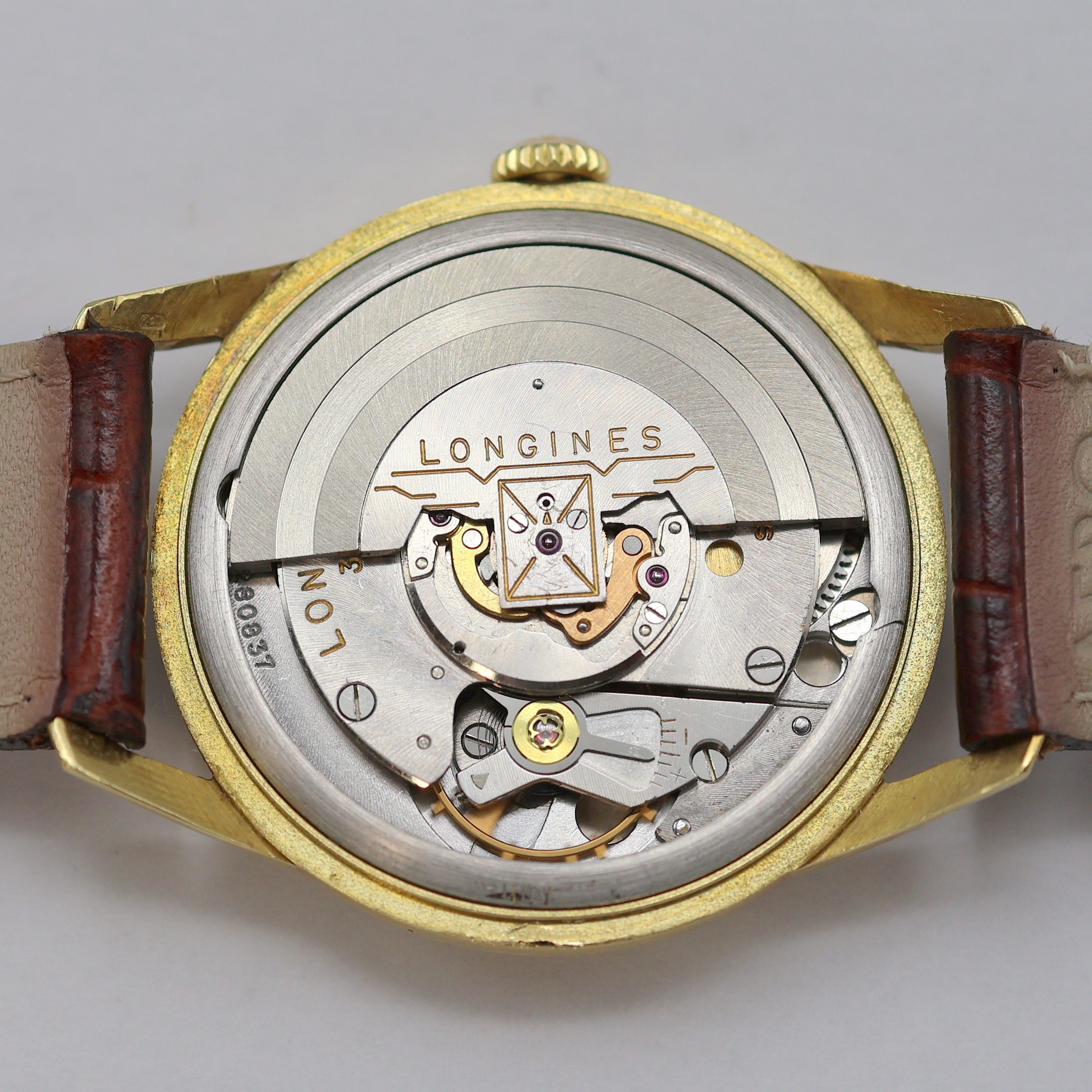 Detail g: LONGINES Flagship Herrenarmbanduhr in GG 750/000 Referenz 1403, Schweiz um 1965, Automatik, Boden m. Relief-Darst. eines Segelschiffs u. Glasrand ...