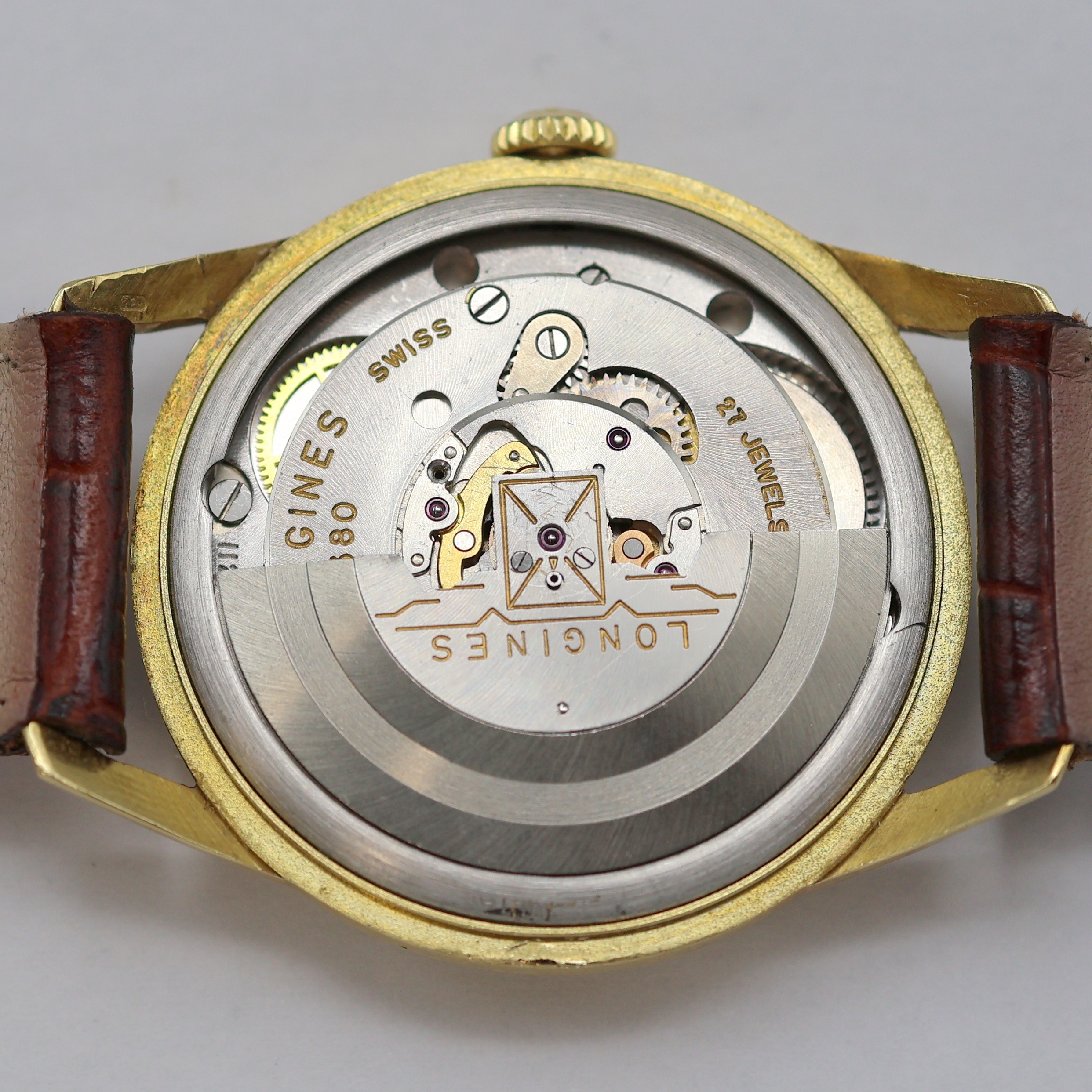 Detail h: LONGINES Flagship Herrenarmbanduhr in GG 750/000 Referenz 1403, Schweiz um 1965, Automatik, Boden m. Relief-Darst. eines Segelschiffs u. Glasrand ...
