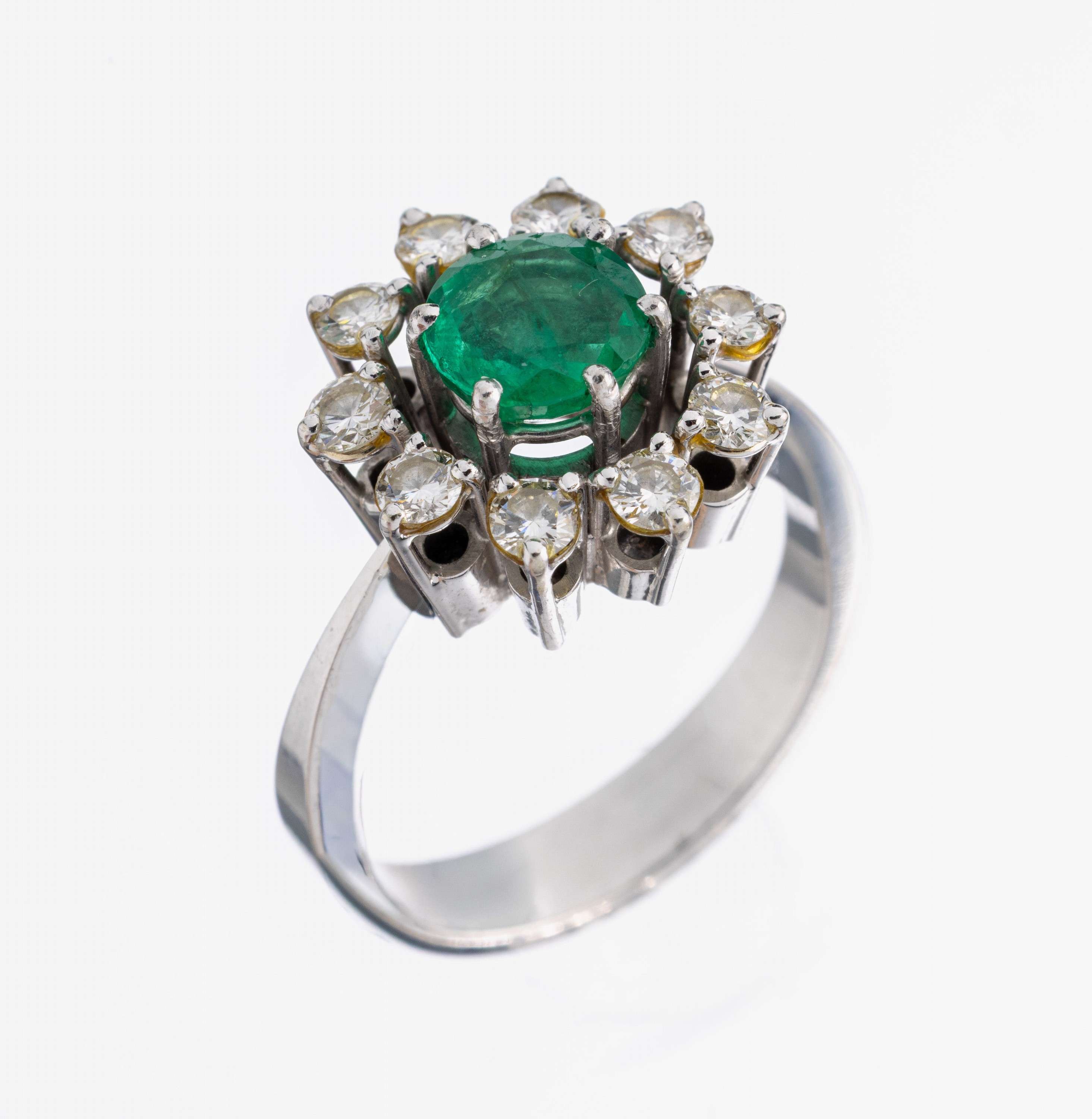 Image 26987469 - 18 kt Gold Smaragd-Brillant-Ring, WG 750/000, rundfacett. Smaragd ca. 1.0 ct, 10 ...