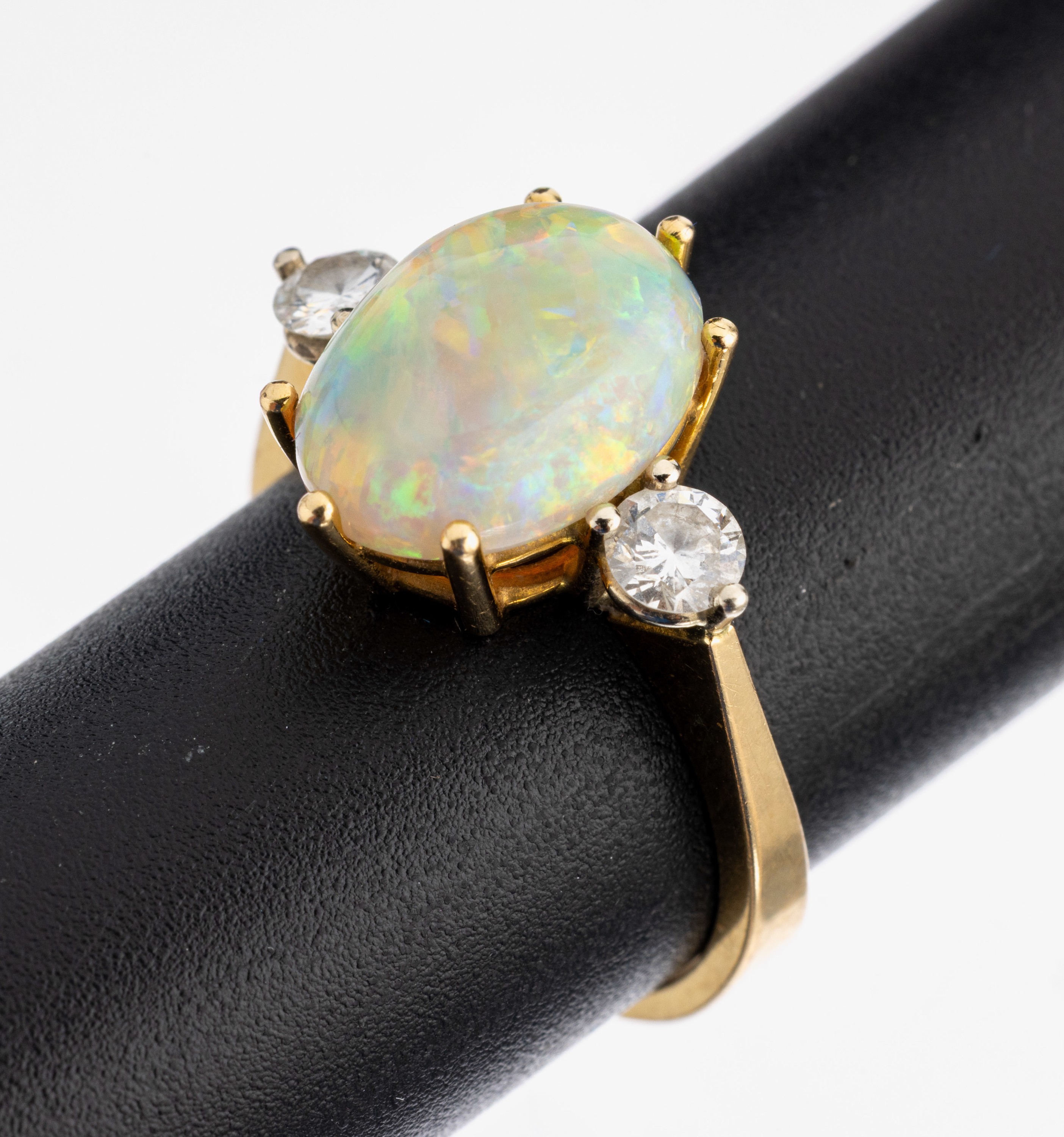 18 kt Gold Opal-Brillant-Ring, GG 750/000, Opal-Cabochon mit schönem Farbspiel in Orange und Grün ca. 2.0 ct, 2 Brillanten zus. ca. 0.40 ct ...