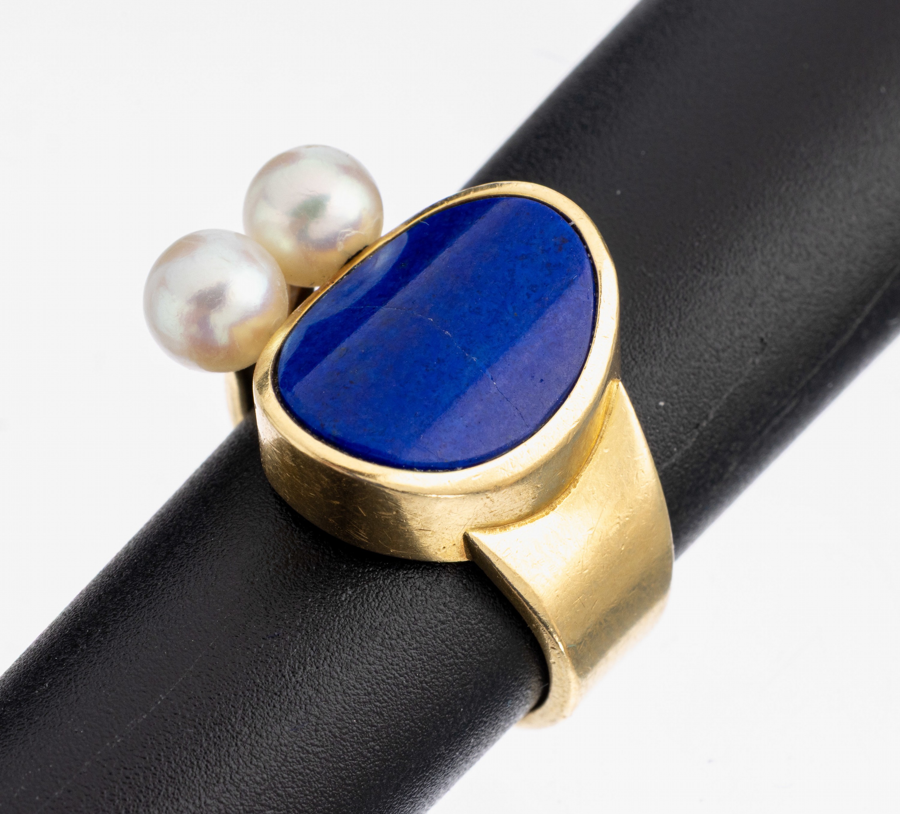 18 kt Gold Perl-Lapislazuli-Ring, GG 750/000, 2 Zuchtperlen, D. ca. 6 mm, Lapislazuliplatte gebogen eingearbeitet, RW 57, ca. 12.1 g leichte ...