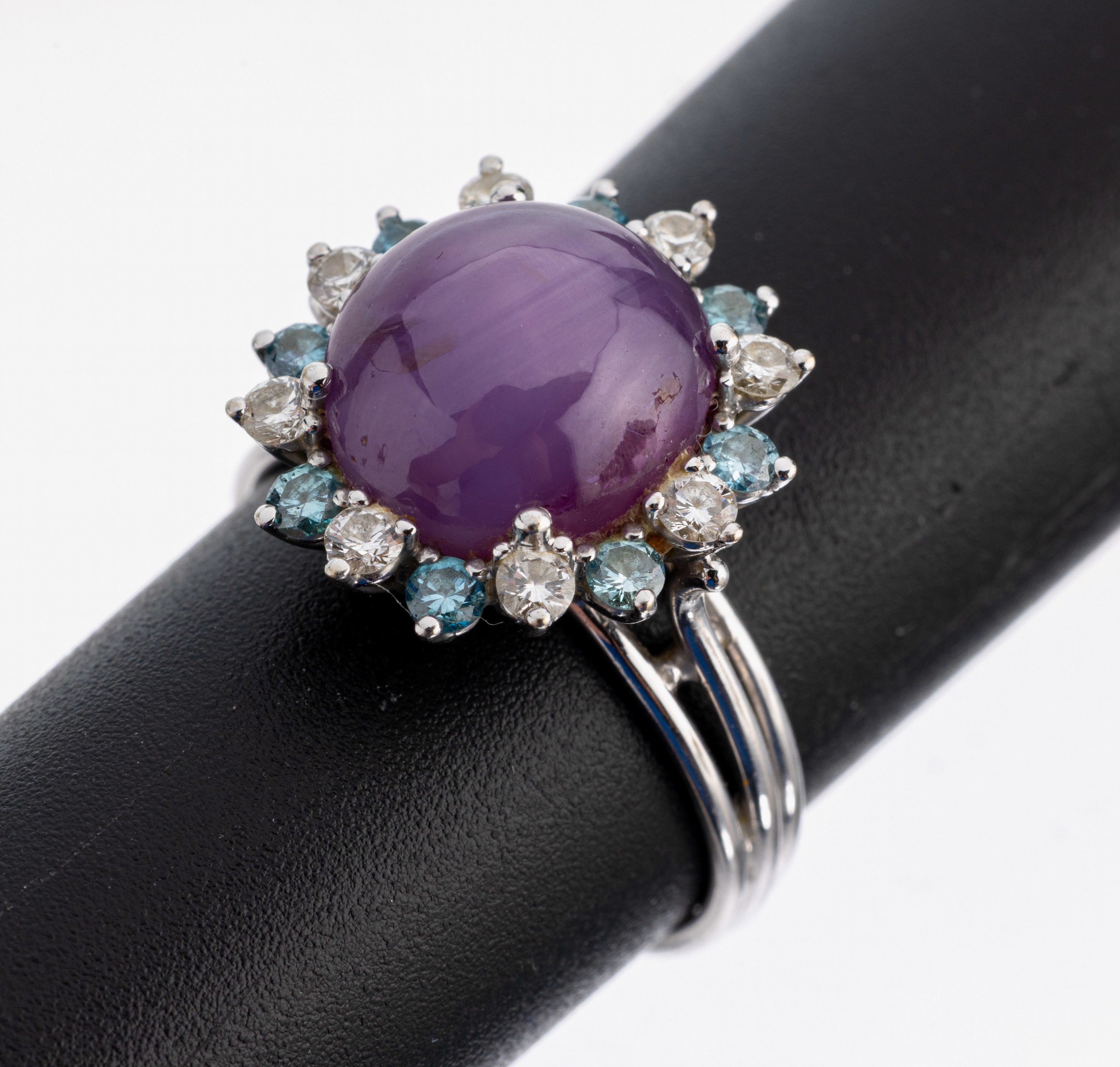 Image 26987475 - 18 kt Gold Rubin-Brillant-Ring, WG 750/000,Sternrubin ca. 4.50 ct, 16 Brillanten zus. ...