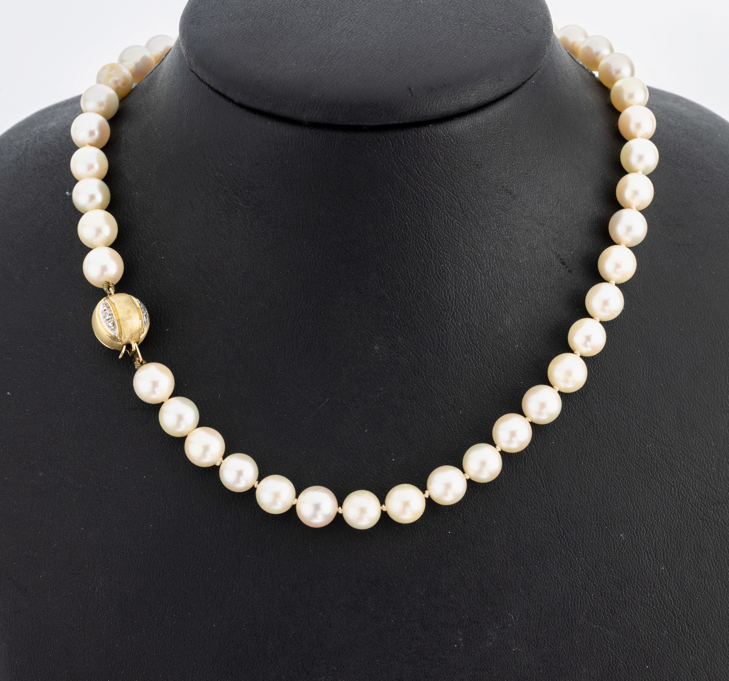 Zuchtperl-Collier mit 14 kt Gold Diamant- Schließe, WG 585/000, 115 cremefarb. Akoyazuchtperlen, D. ca. 7.6 mm, Kugelschließemit 4 8/8-Diamanten ...