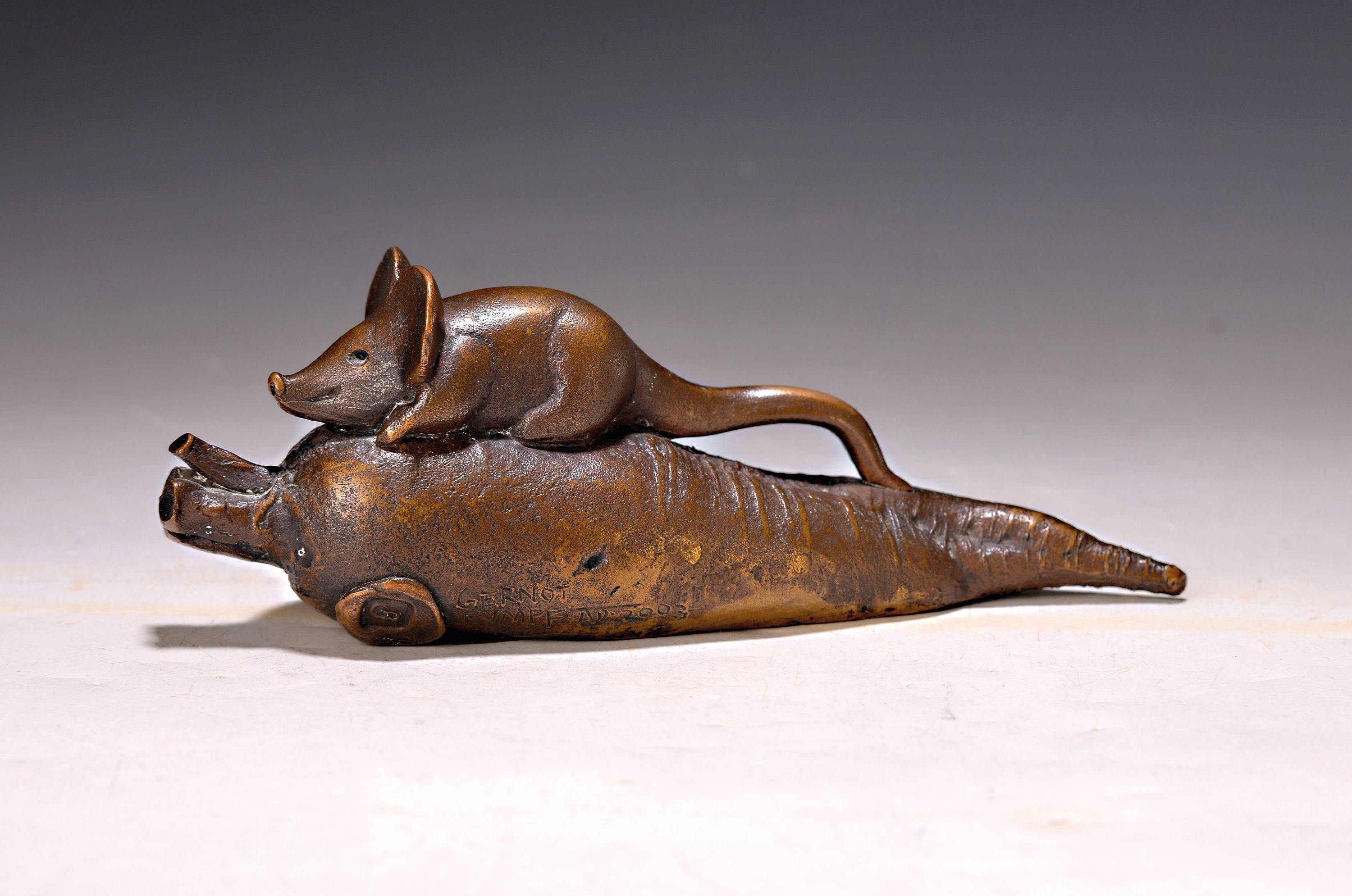 Detail k: Gernot Rumpf, 1941-2025 Kaiserslautern, Maus auf Rettich, Bronzeguß, signiert und dat. 1993, H. ca. 7cm, L. ca. 19cm