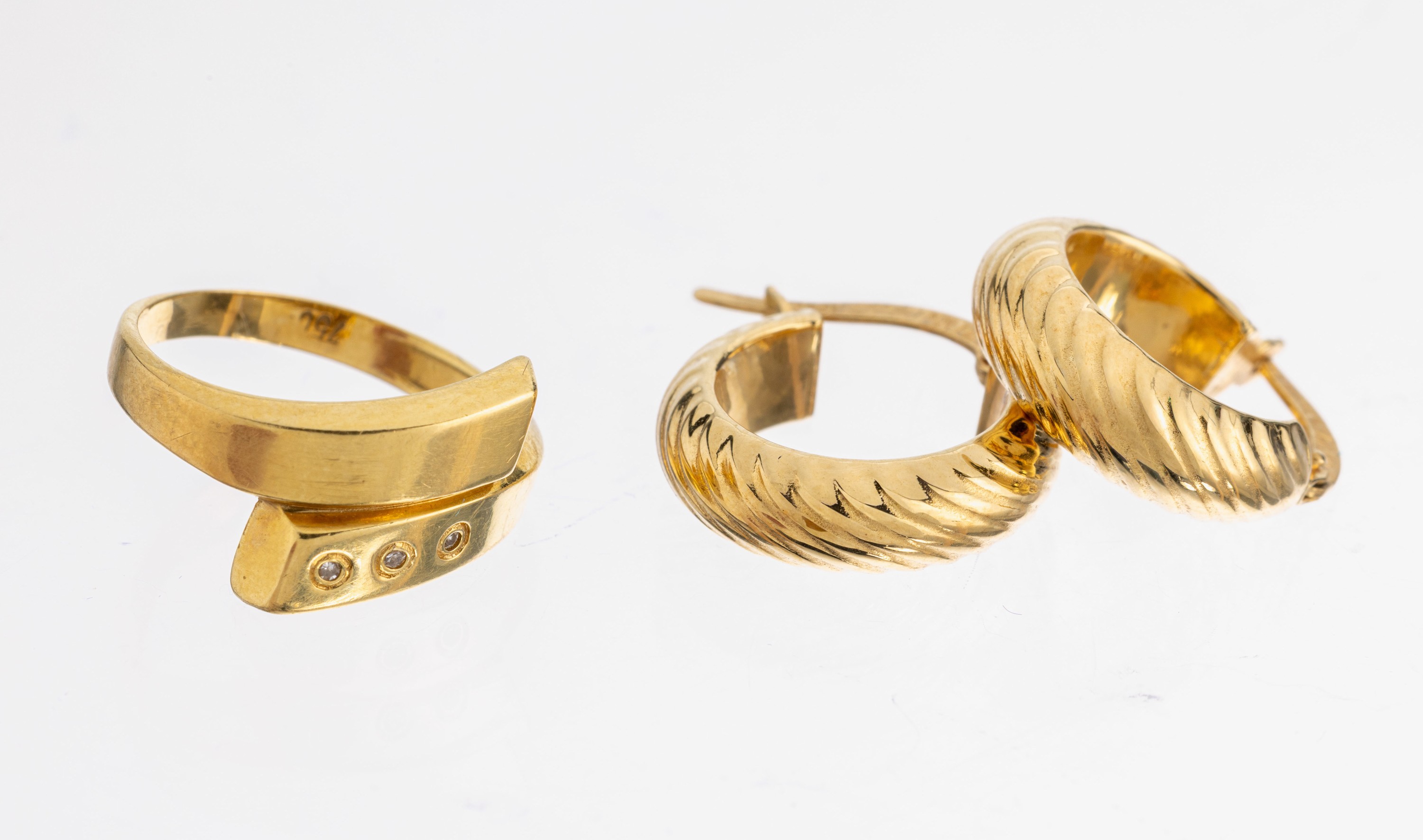 18 kt Gold Konvolut, GG 750/000, best. aus:Paar Creolen, gerillt, und 1 Ring, RW 47, ca. 3.7 g