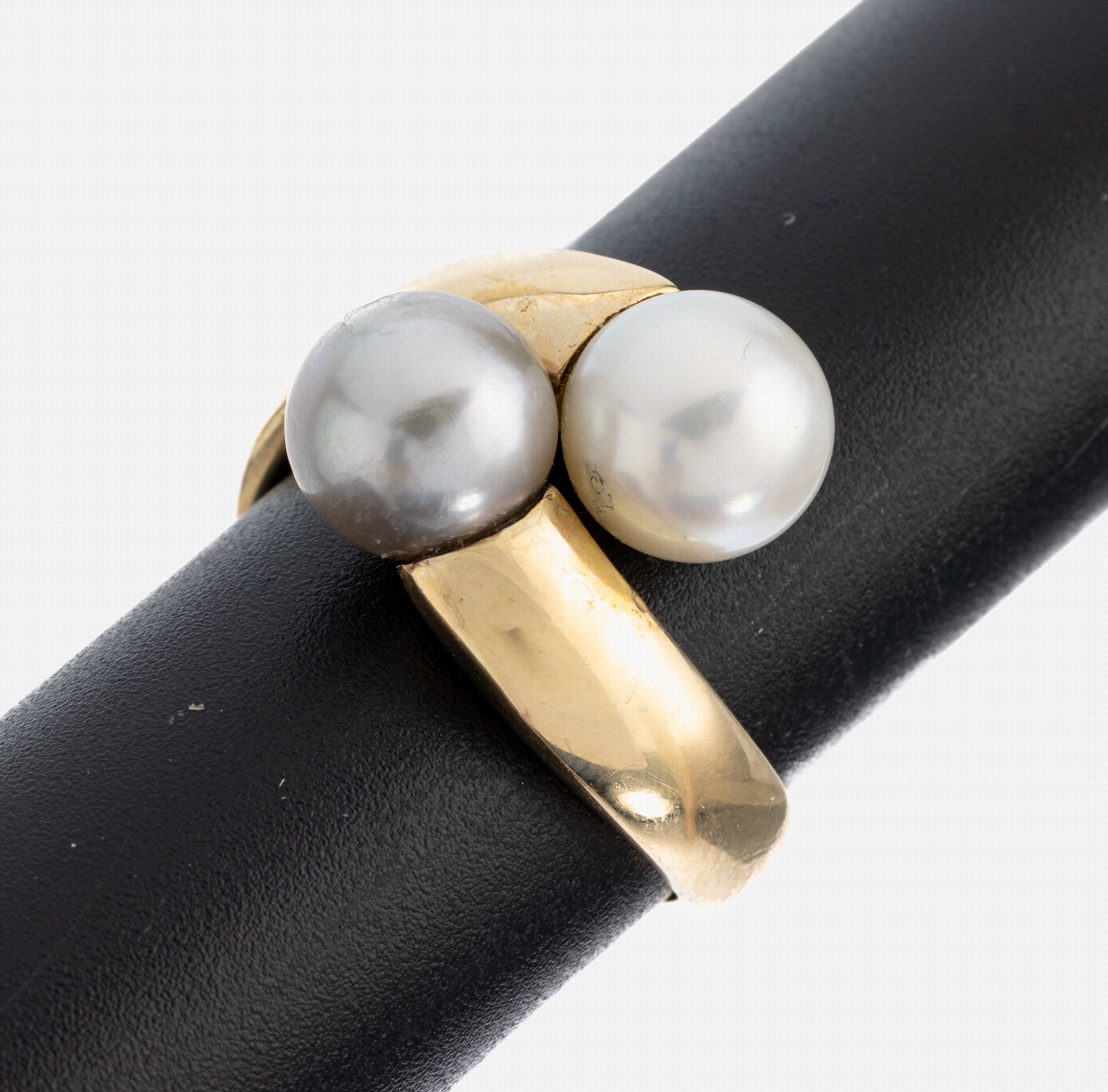 14 kt Gold Zuchtperl-Ring, GG 585/000, Schiene gegenläufig, je mit einer grauen und einer weißen Perle, D. ca. 8 mm, RW 57, ca. 6 g