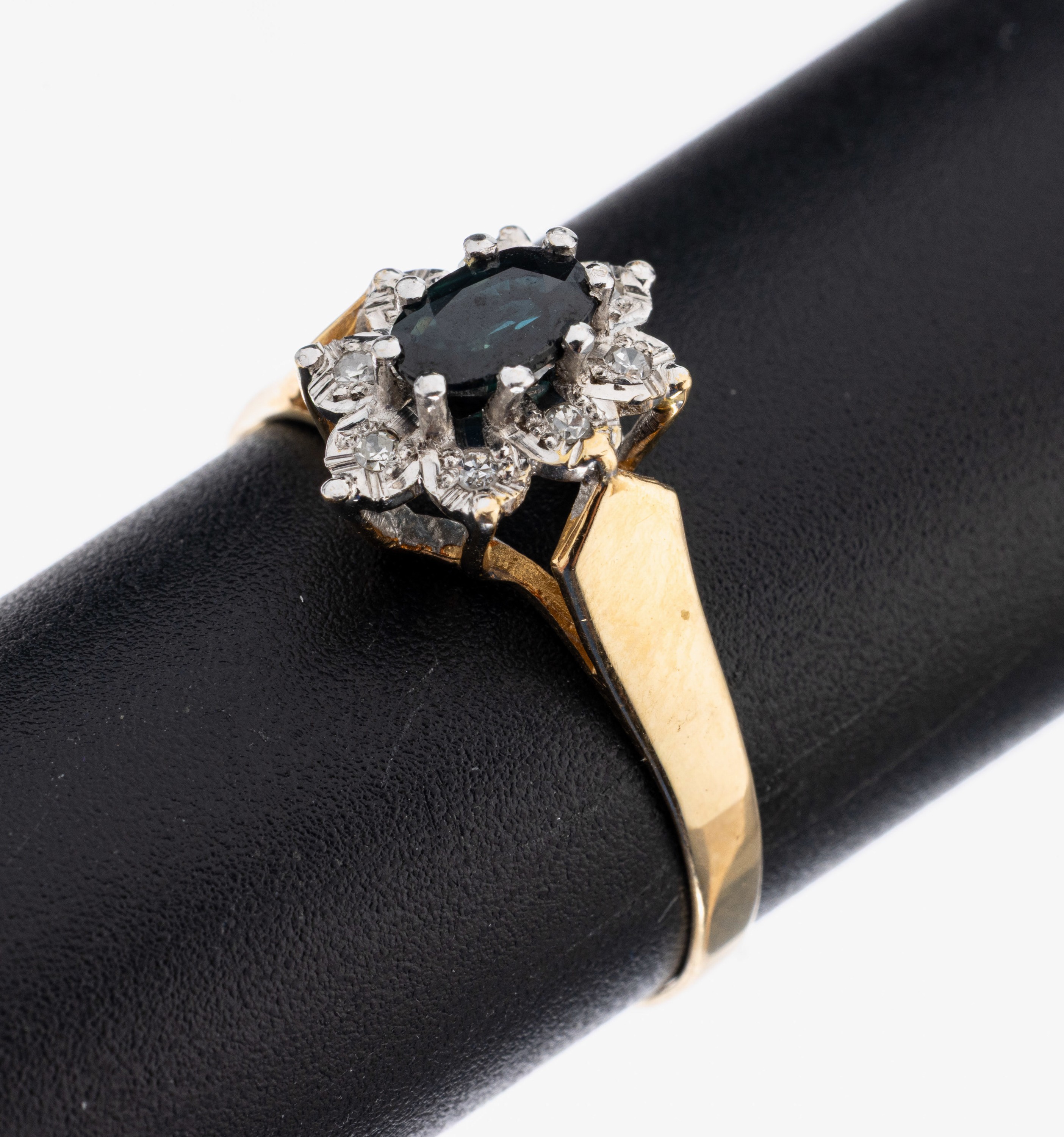 14 kt Gold Saphir-Diamant-Ring, GG/WG 585/000, mittig mit ovalfacett. Saphir, umgeben von kl. Diamantbesatz, RW 62, ca. 2.3 g