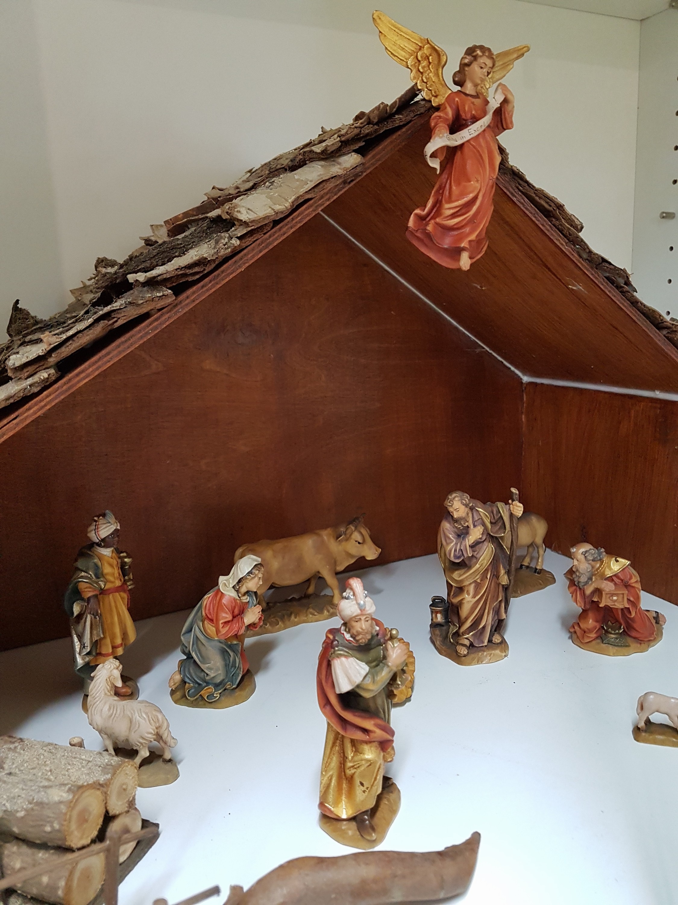 Detail a: Weihnachtskrippe, Nebelhorn Holzschnitzerei, Alois Ohmayer, Oberstdorf, 2. Hälfte 20. Jh., 18 Figuren, Holz geschnitzt, farbig bemalt, Heilige ...