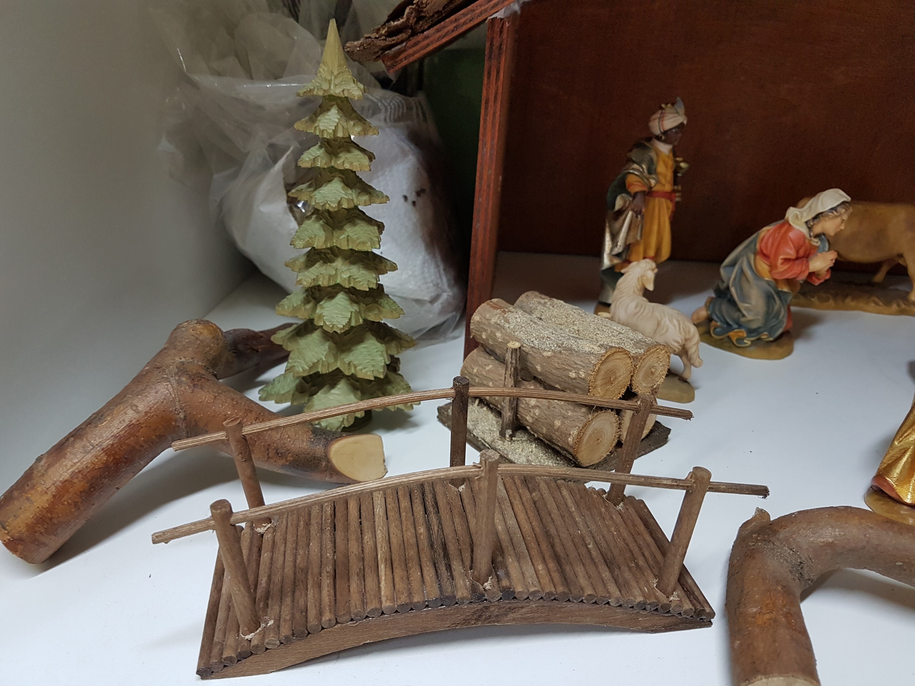 Detail b: Weihnachtskrippe, Nebelhorn Holzschnitzerei, Alois Ohmayer, Oberstdorf, 2. Hälfte 20. Jh., 18 Figuren, Holz geschnitzt, farbig bemalt, Heilige ...