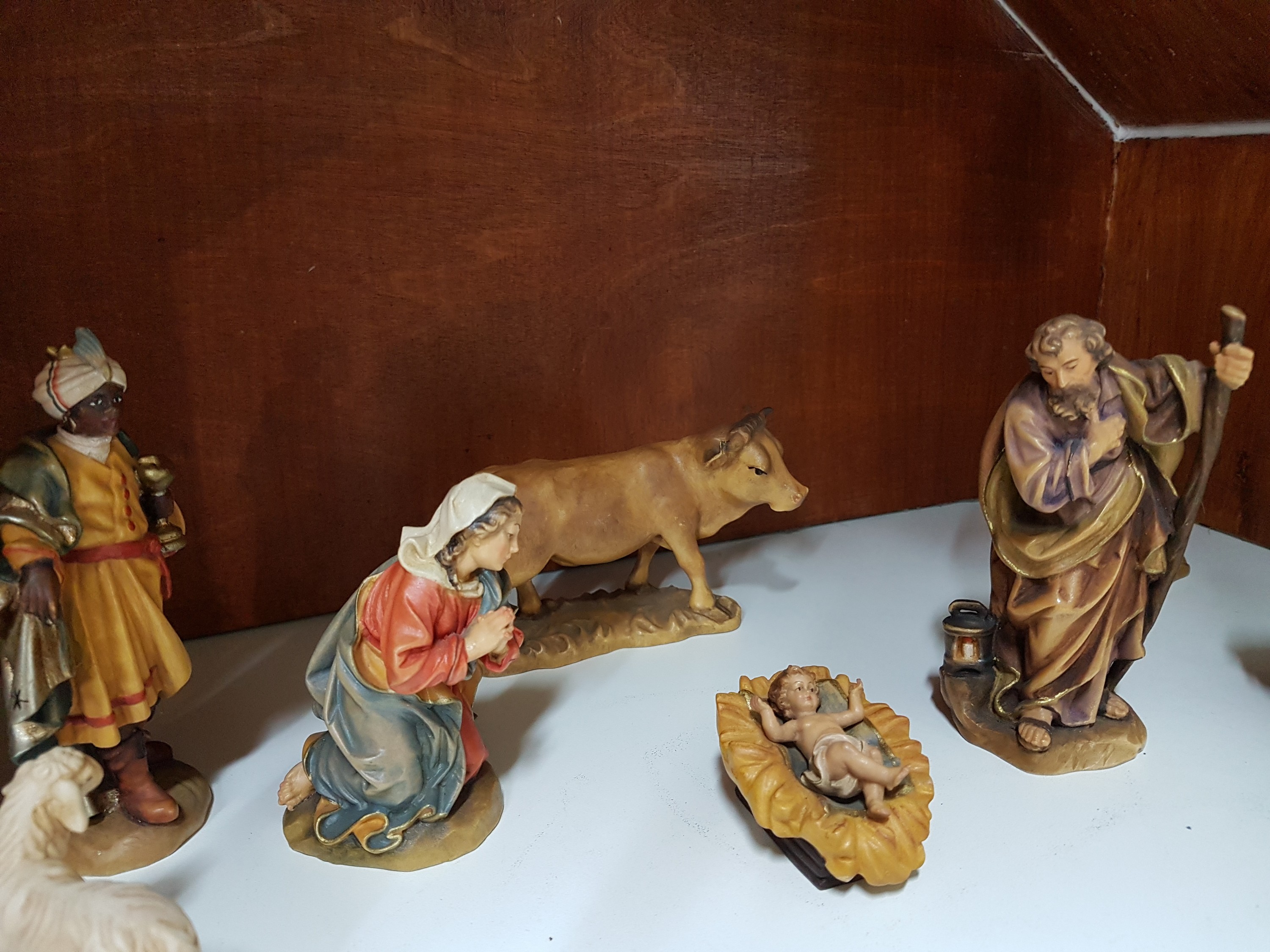 Detail c: Weihnachtskrippe, Nebelhorn Holzschnitzerei, Alois Ohmayer, Oberstdorf, 2. Hälfte 20. Jh., 18 Figuren, Holz geschnitzt, farbig bemalt, Heilige ...