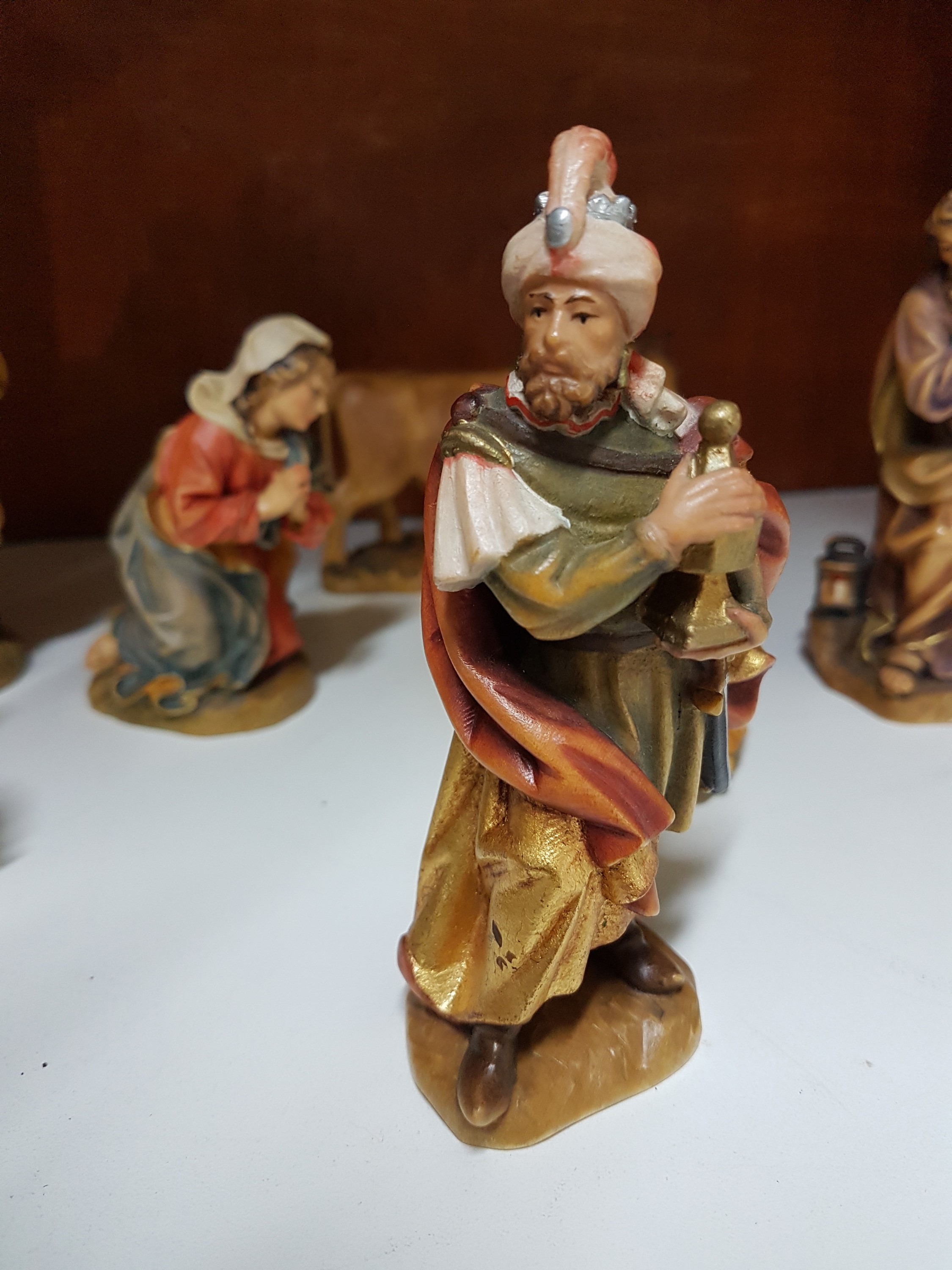 Detail d: Weihnachtskrippe, Nebelhorn Holzschnitzerei, Alois Ohmayer, Oberstdorf, 2. Hälfte 20. Jh., 18 Figuren, Holz geschnitzt, farbig bemalt, Heilige ...