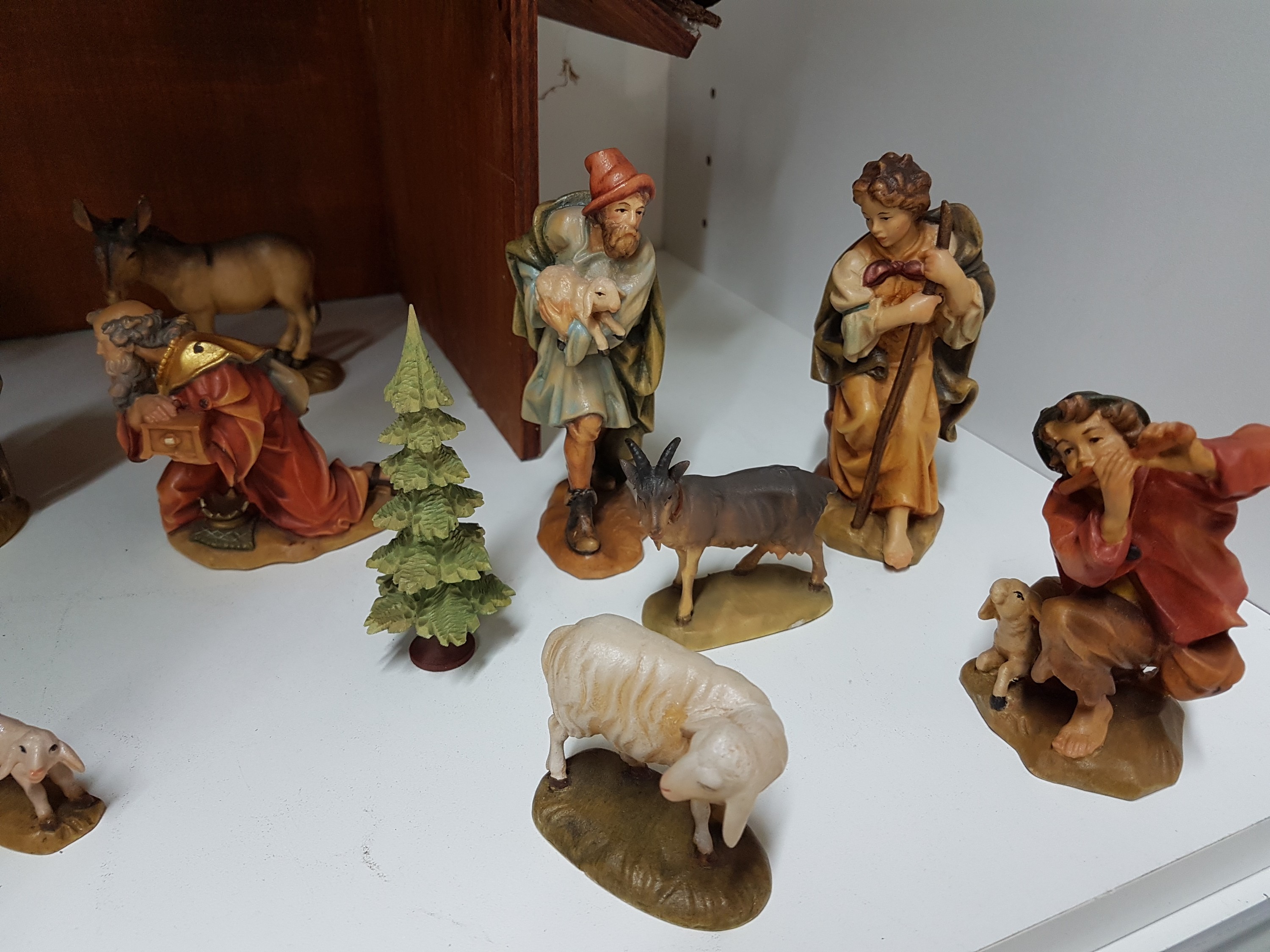 Detail e: Weihnachtskrippe, Nebelhorn Holzschnitzerei, Alois Ohmayer, Oberstdorf, 2. Hälfte 20. Jh., 18 Figuren, Holz geschnitzt, farbig bemalt, Heilige ...