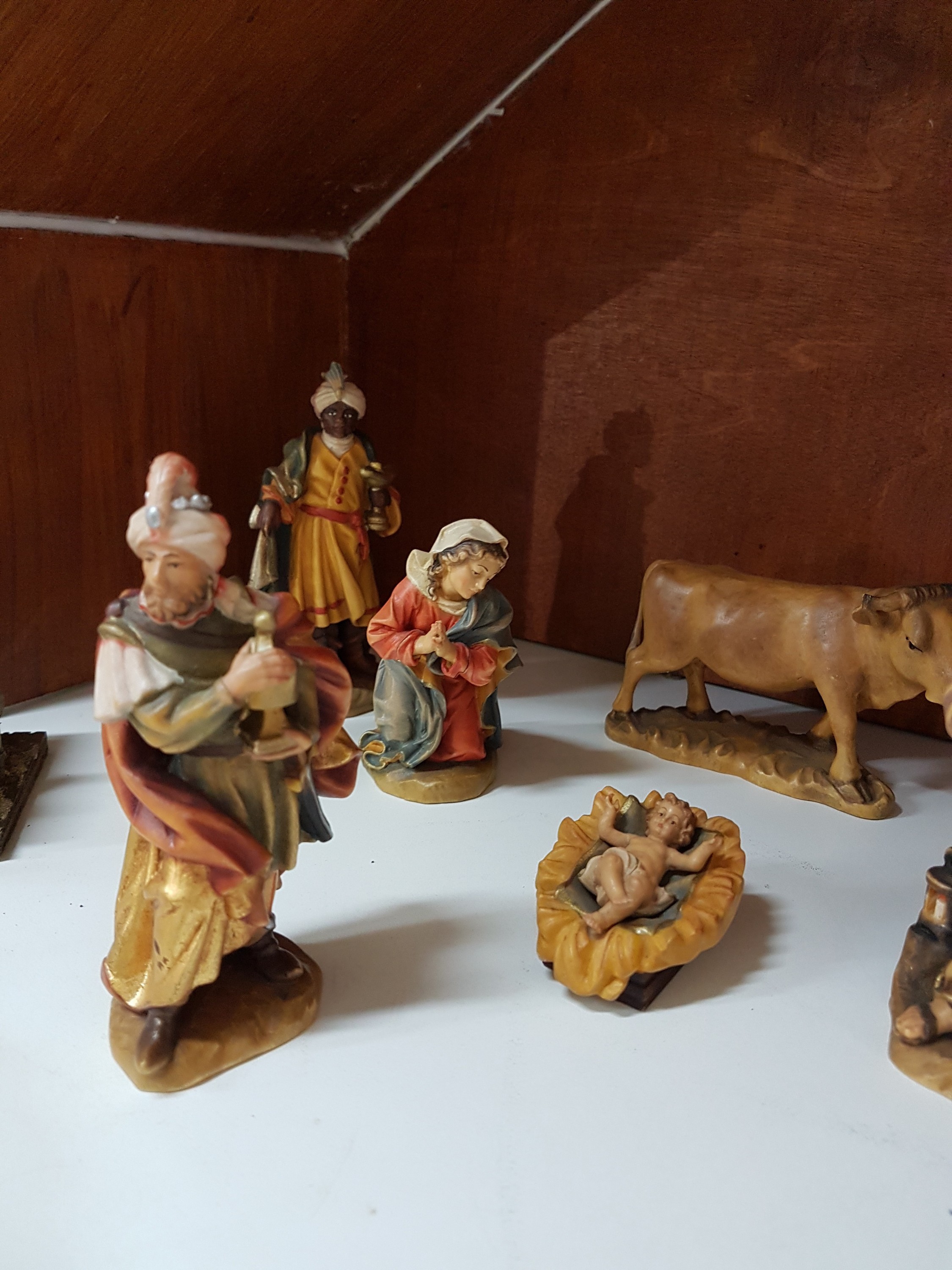 Detail g: Weihnachtskrippe, Nebelhorn Holzschnitzerei, Alois Ohmayer, Oberstdorf, 2. Hälfte 20. Jh., 18 Figuren, Holz geschnitzt, farbig bemalt, Heilige ...