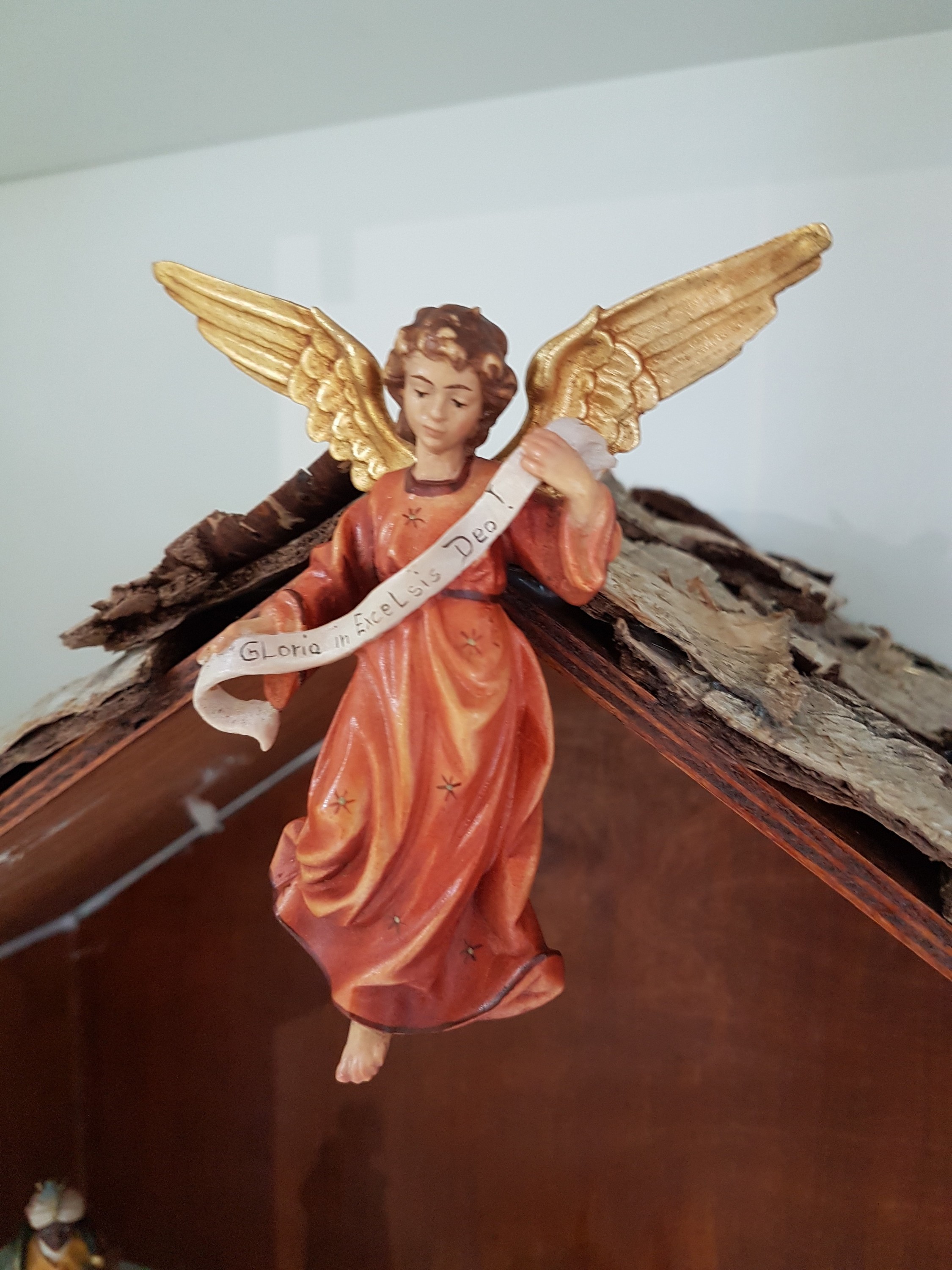 Detail h: Weihnachtskrippe, Nebelhorn Holzschnitzerei, Alois Ohmayer, Oberstdorf, 2. Hälfte 20. Jh., 18 Figuren, Holz geschnitzt, farbig bemalt, Heilige ...