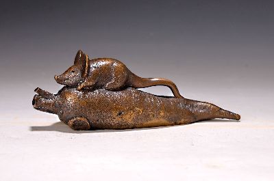 26987483k - Gernot Rumpf, 1941-2025 Kaiserslautern, Maus auf Rettich, Bronzeguß, signiert und dat. ...