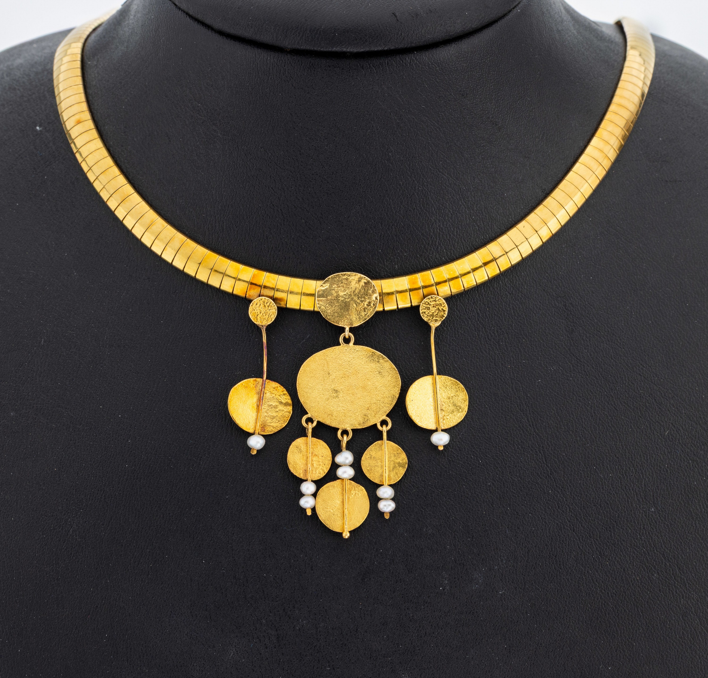 18 kt Gold Collier, GG 750/000 gepr., Mitteilteil nachträglich angebracht, ovale Elemente, mit kl. Perlchen, L. ca. 41 cm, Kastenschloss mit ...