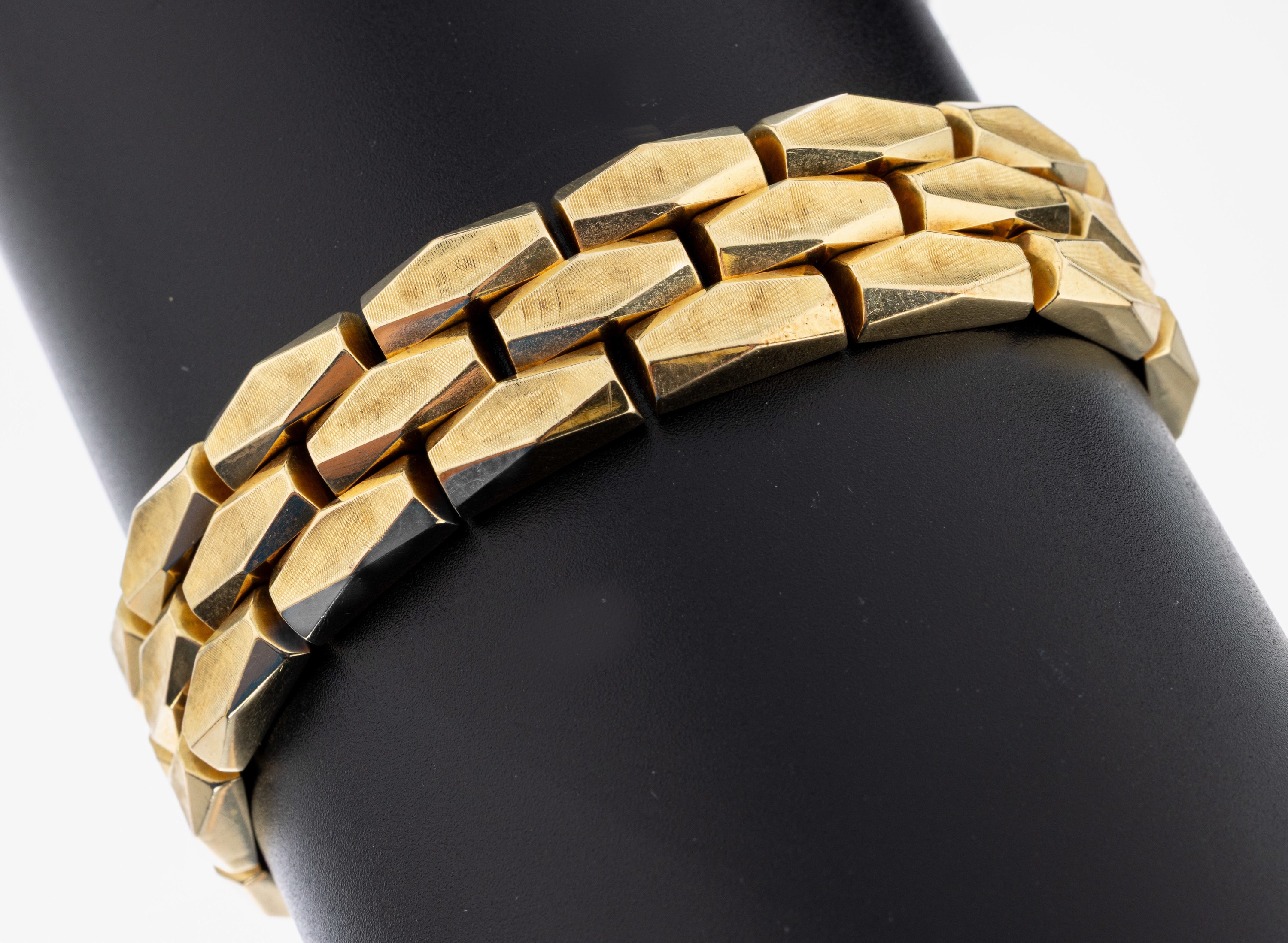 14 kt Gold Armband, GG 585/000, z.T. pol. und grav., L. ca. 19 cm, Kastenschloss mit Sicherheitsacht, ca. 41.3 g