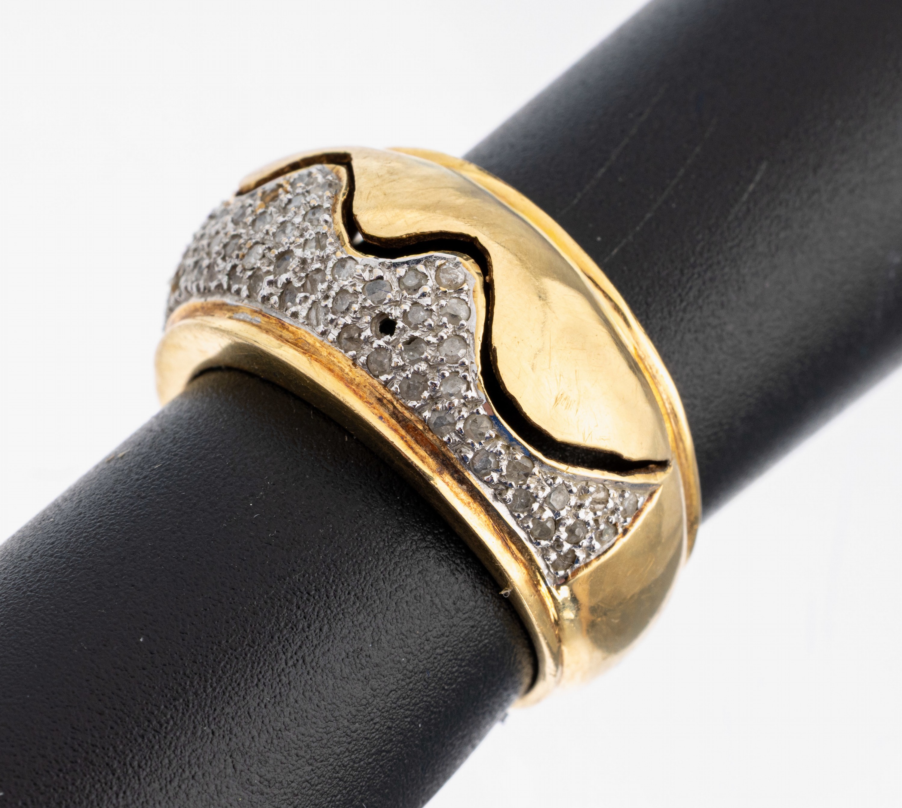 18 kt Gold Diamant-Ring, GG 750/000, Diamanten zus. ca. 0.35 ct Weiß/p3, (einige Steine fehlen, z.T. besch.), RW 54, ca. 8.9 g