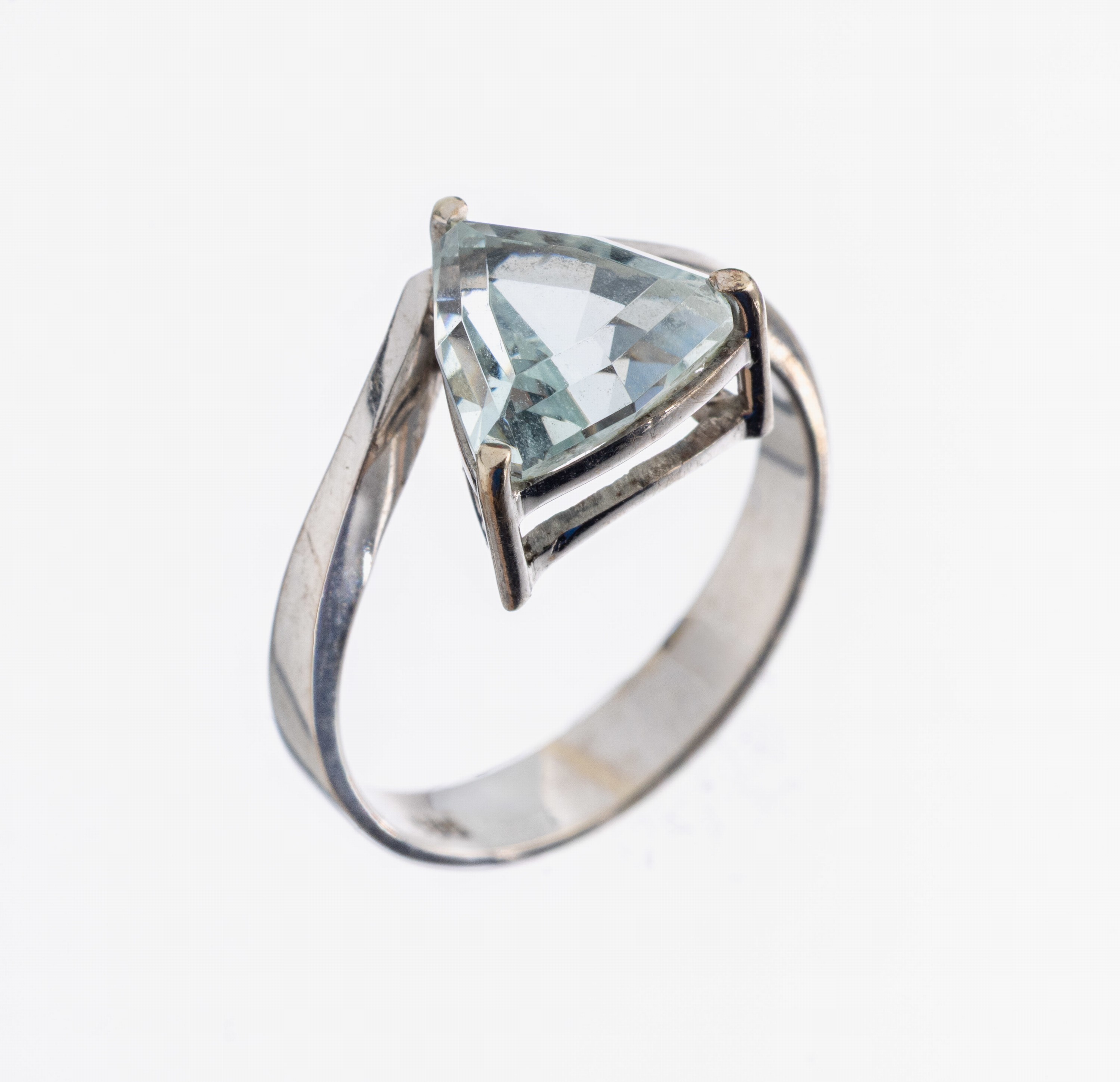 14 kt Gold Aquamarin-Ring, WG 585/000, Aquamarin-Triangel ca. 2.0 ct, RW 52, ca. 3.3 g