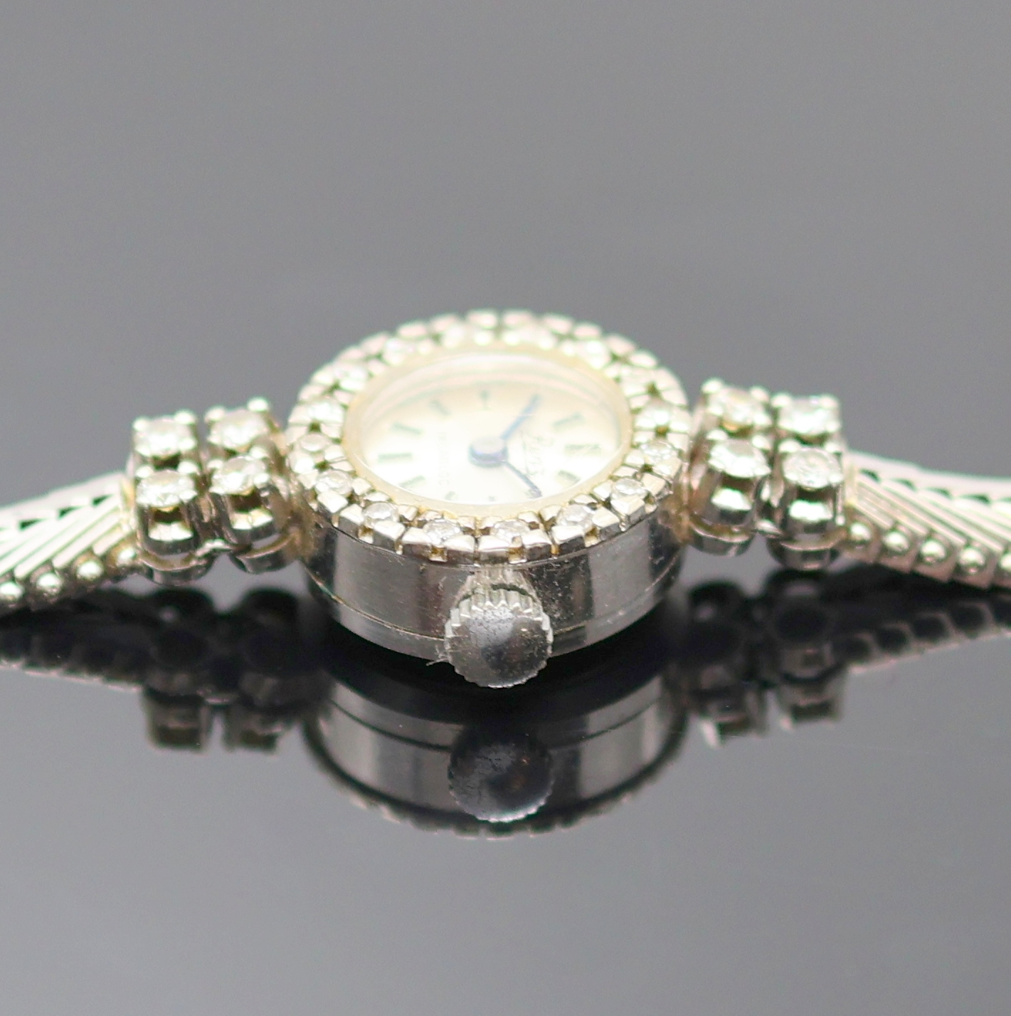 Detail c: RENZ diamantbesetzte Damenarmbanduhr in WG 585/000, Schweiz um 1965, Handaufzug, 2-tlg. Geh. m. anges. Goldband in WG 585/000, Boden aufgedr., silb. ...