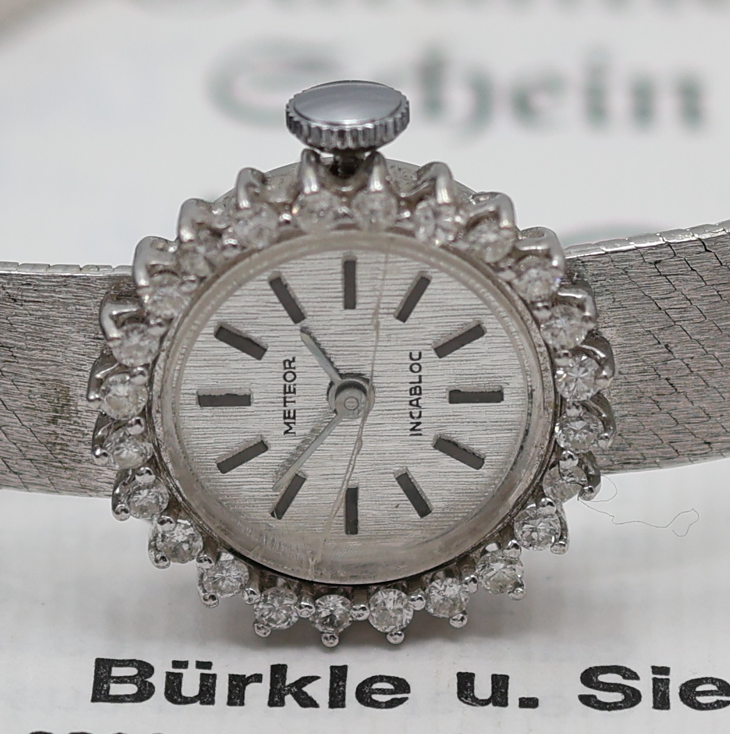 Detail a: METEOR diamantbesetzte Damenarmbanduhr in WG 585/000, Schweiz um 1975, Handaufzug, 2-tlg. Geh. m. Milanaiseband, Boden aufgedr., silb. Zifferbl., ...