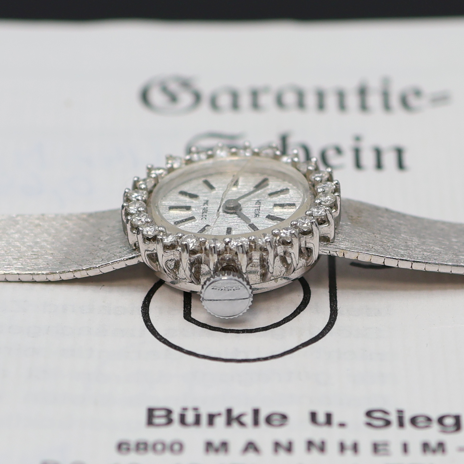 Detail c: METEOR diamantbesetzte Damenarmbanduhr in WG 585/000, Schweiz um 1975, Handaufzug, 2-tlg. Geh. m. Milanaiseband, Boden aufgedr., silb. Zifferbl., ...