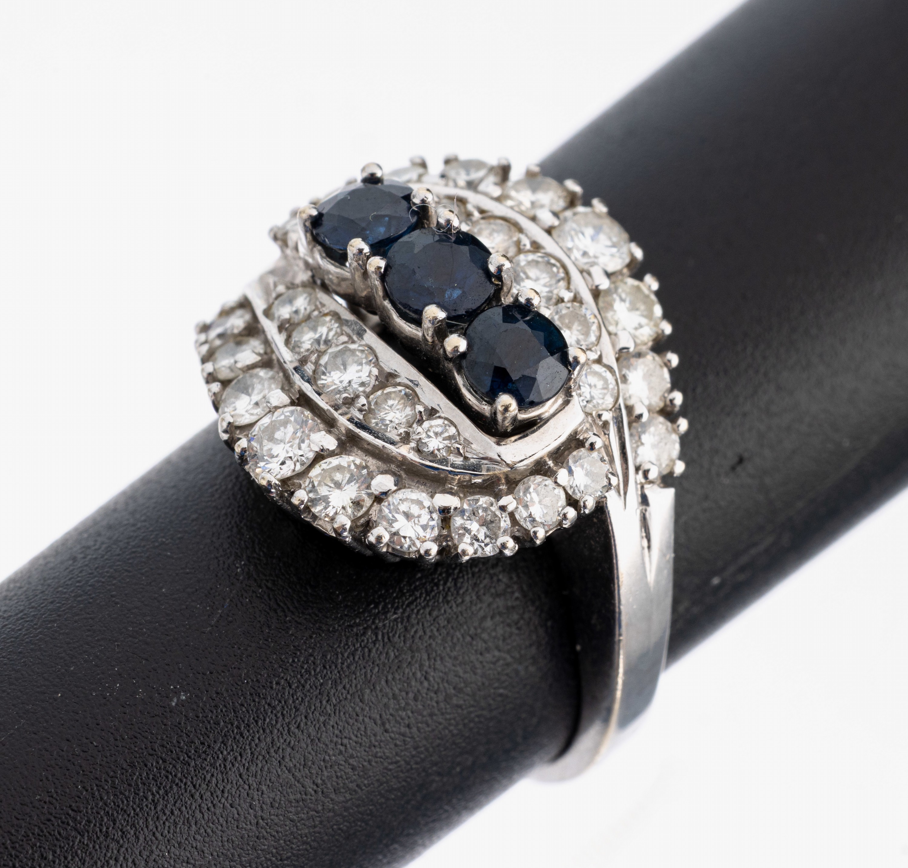 Image 26987663 - 14 kt Gold Saphir-Brillant-Ring, WG 585/000, asymm. Ringkopf, mittig 3 ...