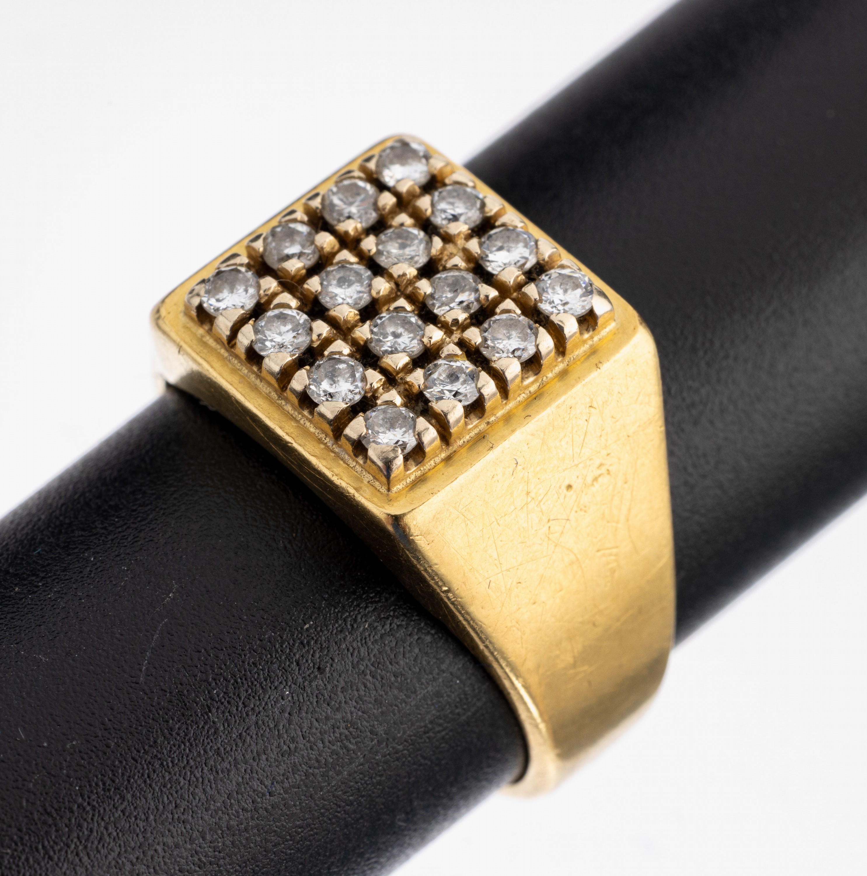 18 kt Gold Brillant-Ring, GG 750/000, 16 Brillanten zus. ca. 0.48 ct Weiß/si, RW 60, ca. 13.0 g