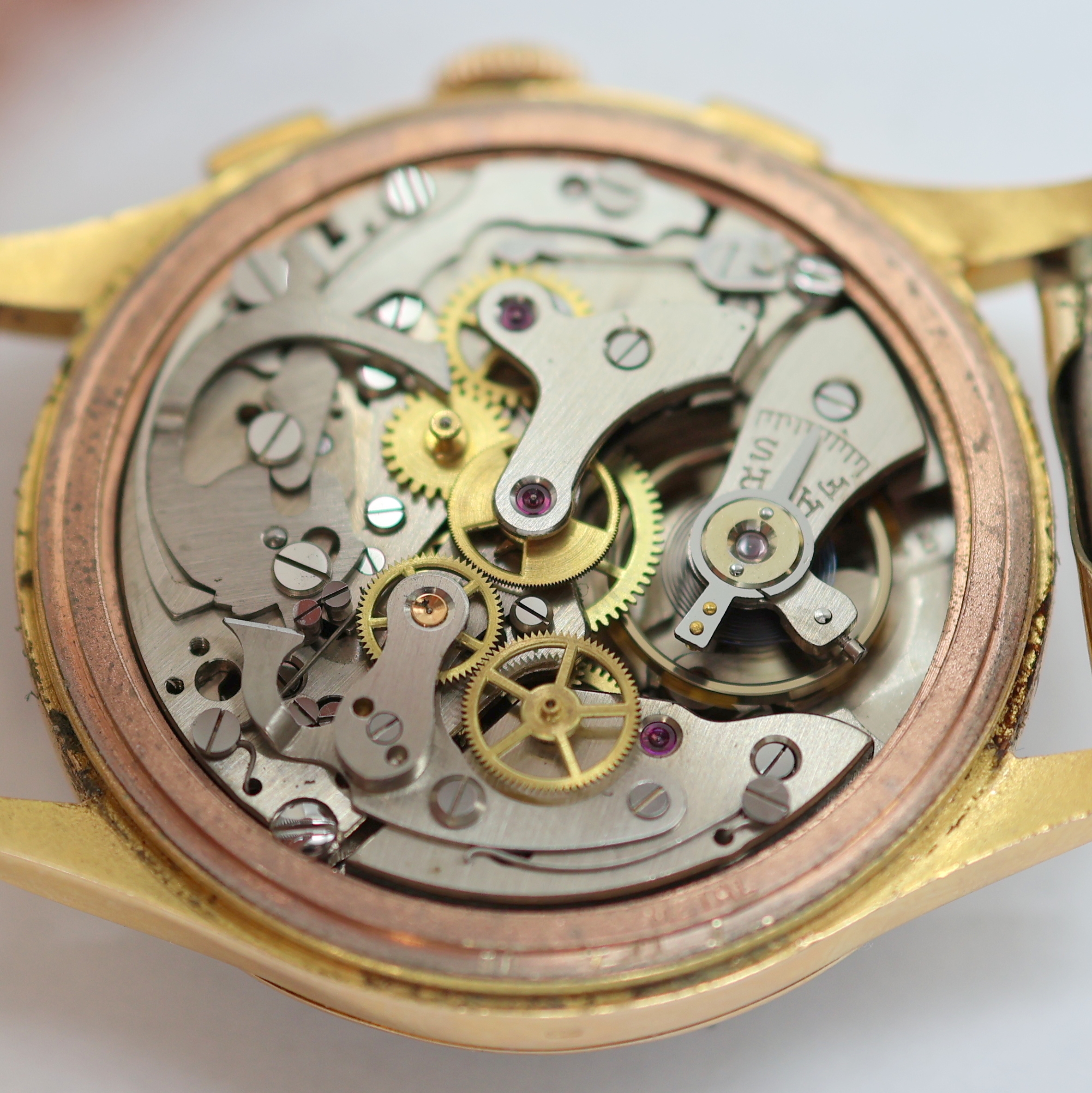 Detail e: CHRONOGRAPHE SUISSE Armbandchronograph in RoseG 750/000, Schweiz um 1950, Handaufzug, Geh. dell., Boden aufgedr., verg. Flexband, Metall Innendeckel, ...