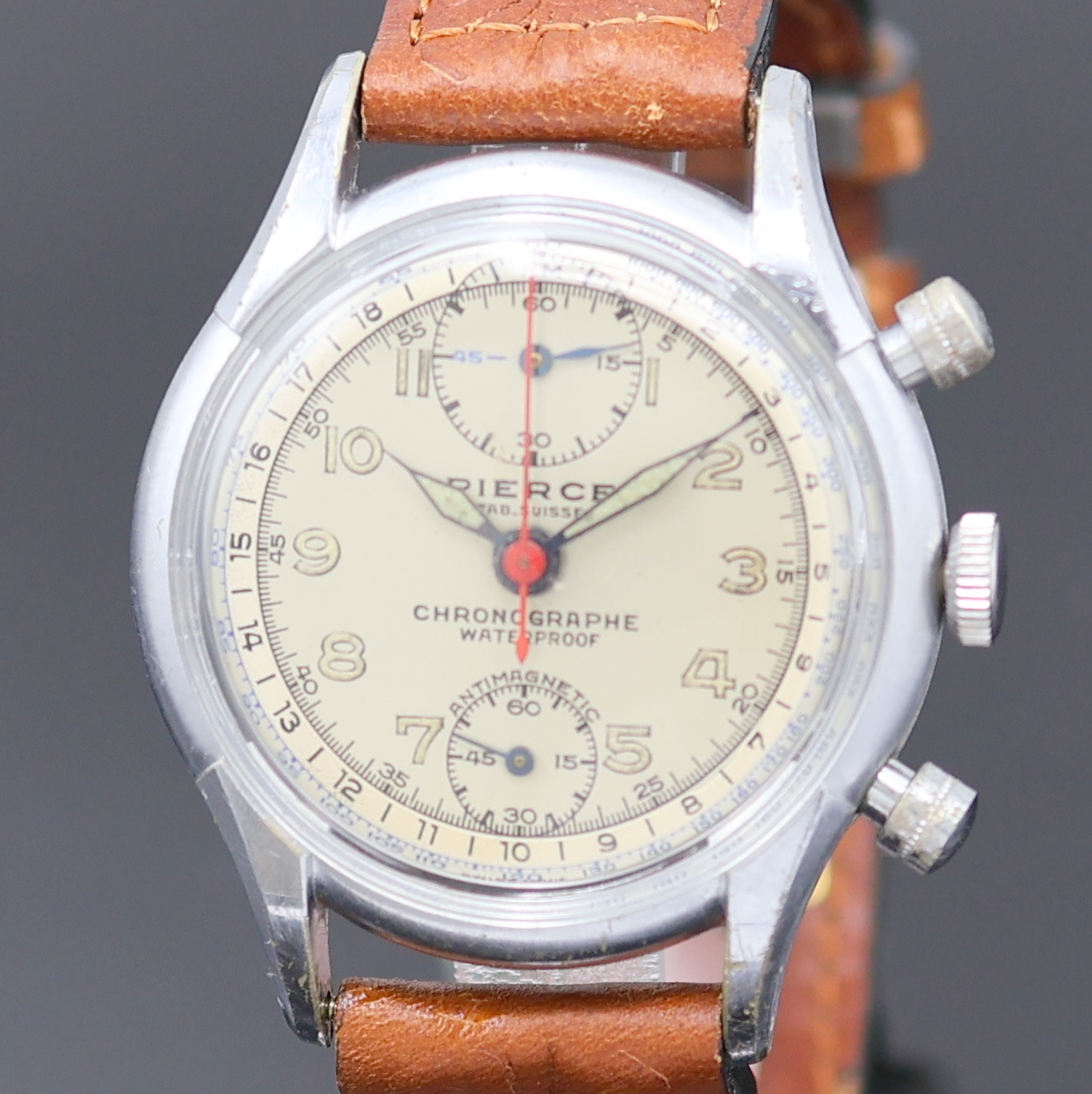 Detail a: PIERCE seltener, verschraubter Schaltradchronograph, Handaufzug, Schweiz um 1950, Edelstahlboden 8-fach verschr., silb. Duoton-Zifferbl. m. arab. ...