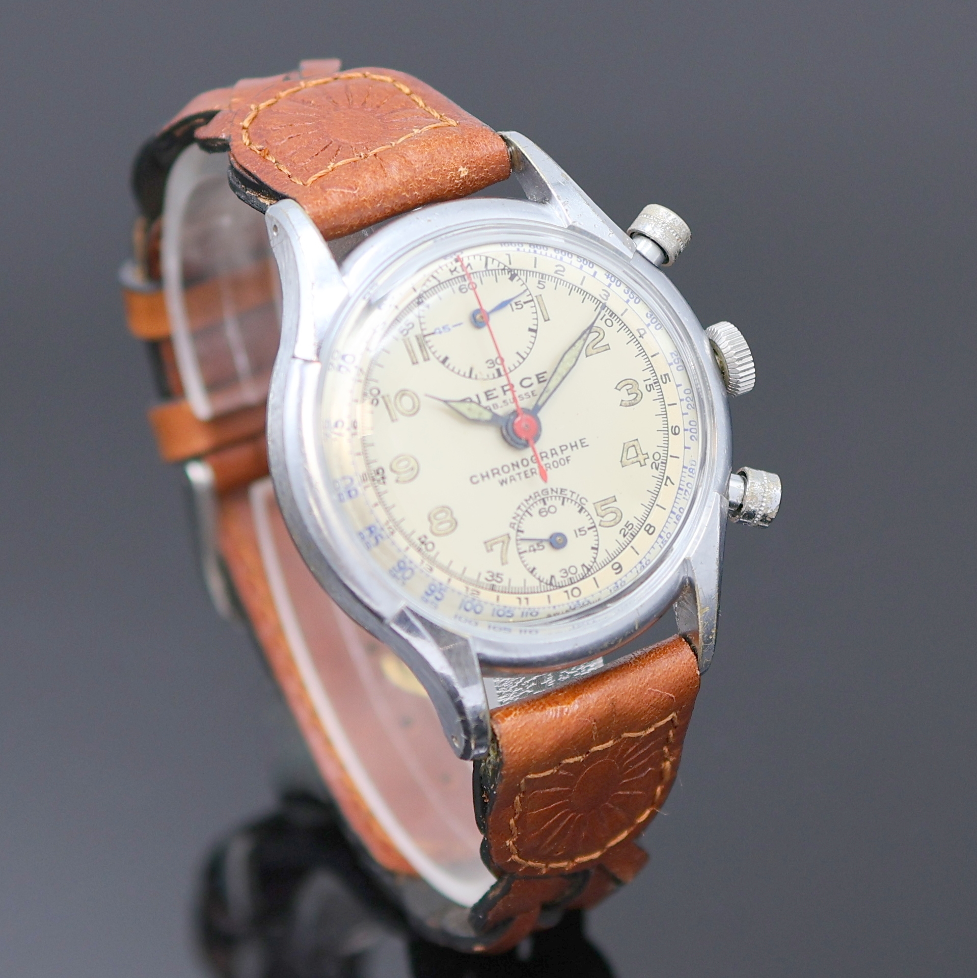Detail b: PIERCE seltener, verschraubter Schaltradchronograph, Handaufzug, Schweiz um 1950, Edelstahlboden 8-fach verschr., silb. Duoton-Zifferbl. m. arab. ...