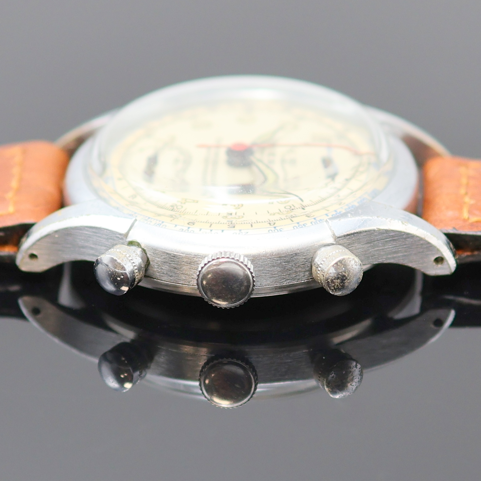 Detail d: PIERCE seltener, verschraubter Schaltradchronograph, Handaufzug, Schweiz um 1950, Edelstahlboden 8-fach verschr., silb. Duoton-Zifferbl. m. arab. ...