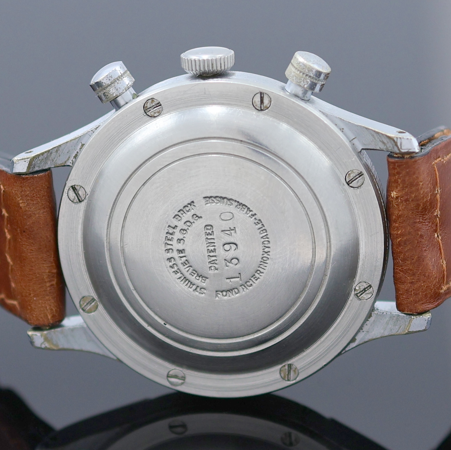 Detail e: PIERCE seltener, verschraubter Schaltradchronograph, Handaufzug, Schweiz um 1950, Edelstahlboden 8-fach verschr., silb. Duoton-Zifferbl. m. arab. ...