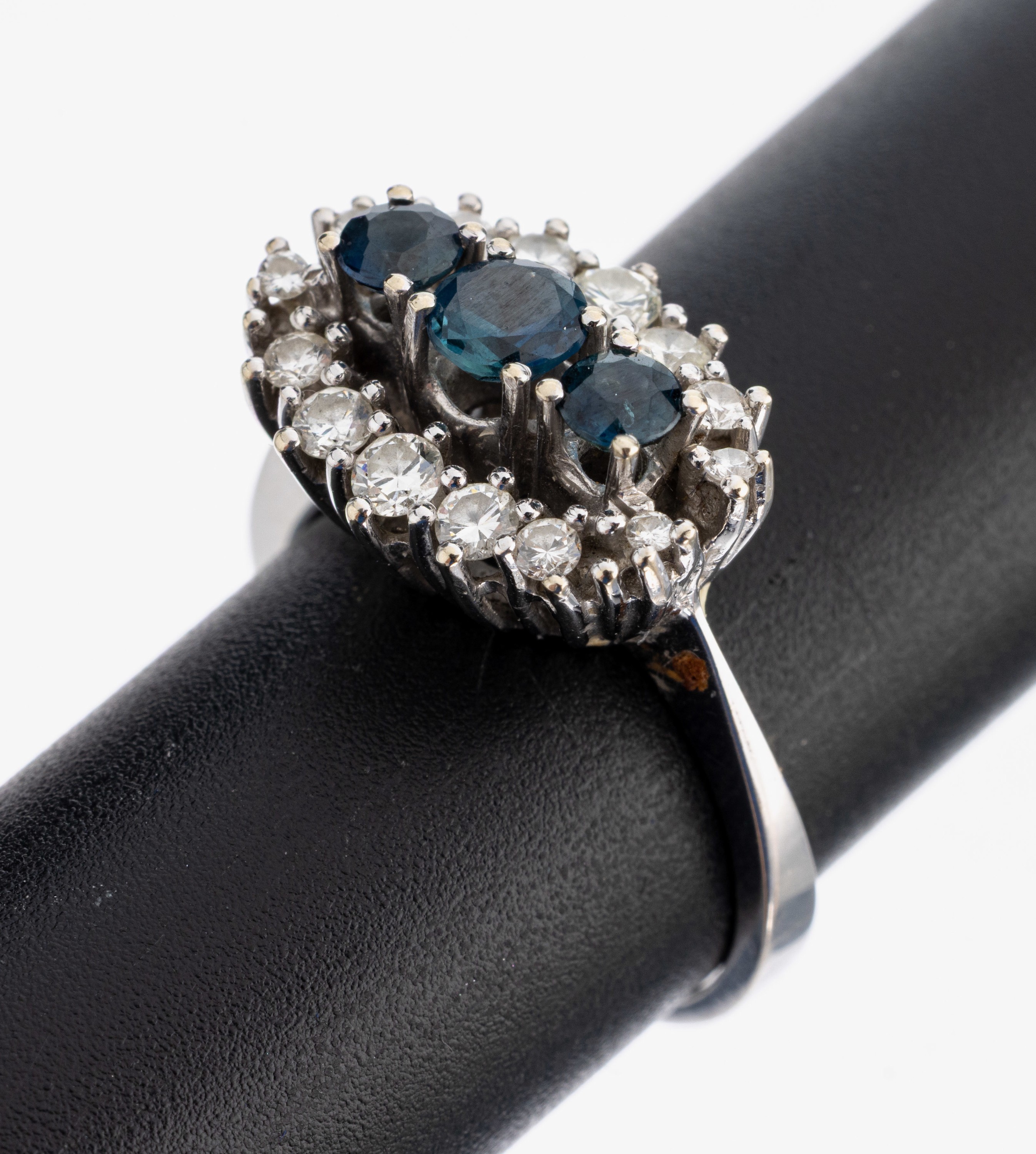 Image 26987673 - 18 kt Gold Saphir-Brillant-Ring, WG 750/000, 3 rundfacett. Saphire zus. ca. 1.00 ct, ...