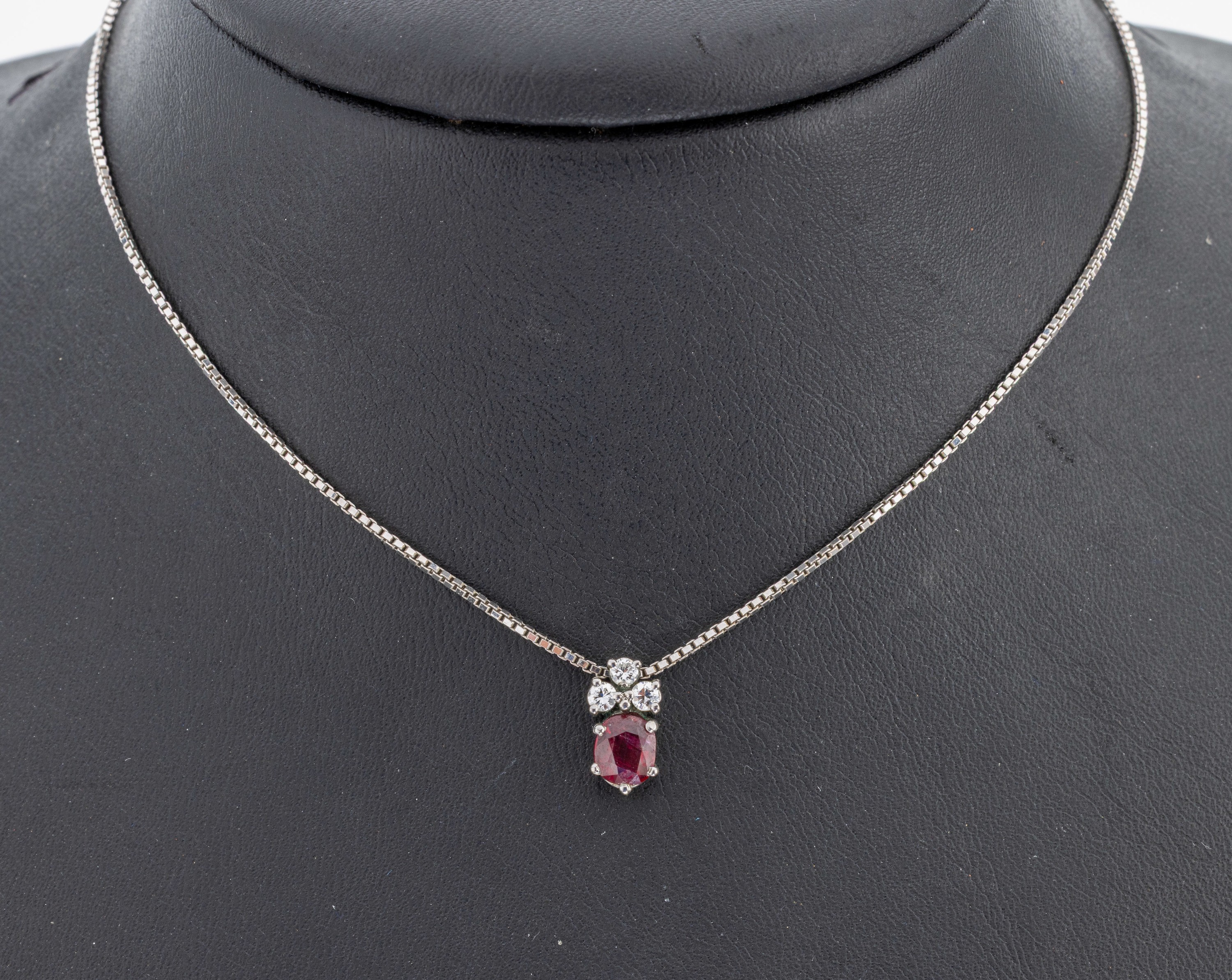 14 kt Gold Rubin Brillant Anhänger, WG 585/000, gepr., an Kette WG 585/000, L ca. 42 cm, Federringschließe, ovalfacett. Rubin ca. 0.60 ct, 3 ...