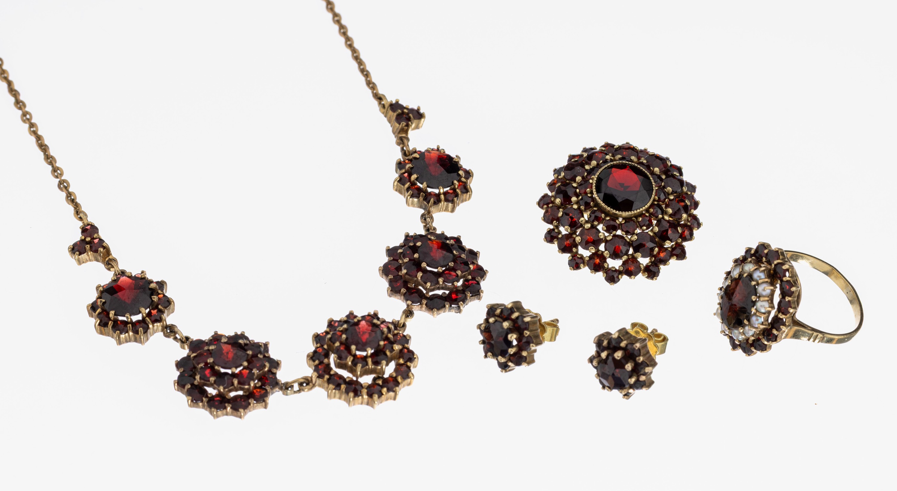 8 kt Gold Schmuckset mit Granaten, GG 333/000, gepr., best. aus: Collier L ca. 43 cm, Brosche D. ca. 2.5 cm, Ring RW 51 und Paar Ohrstecker, total ...