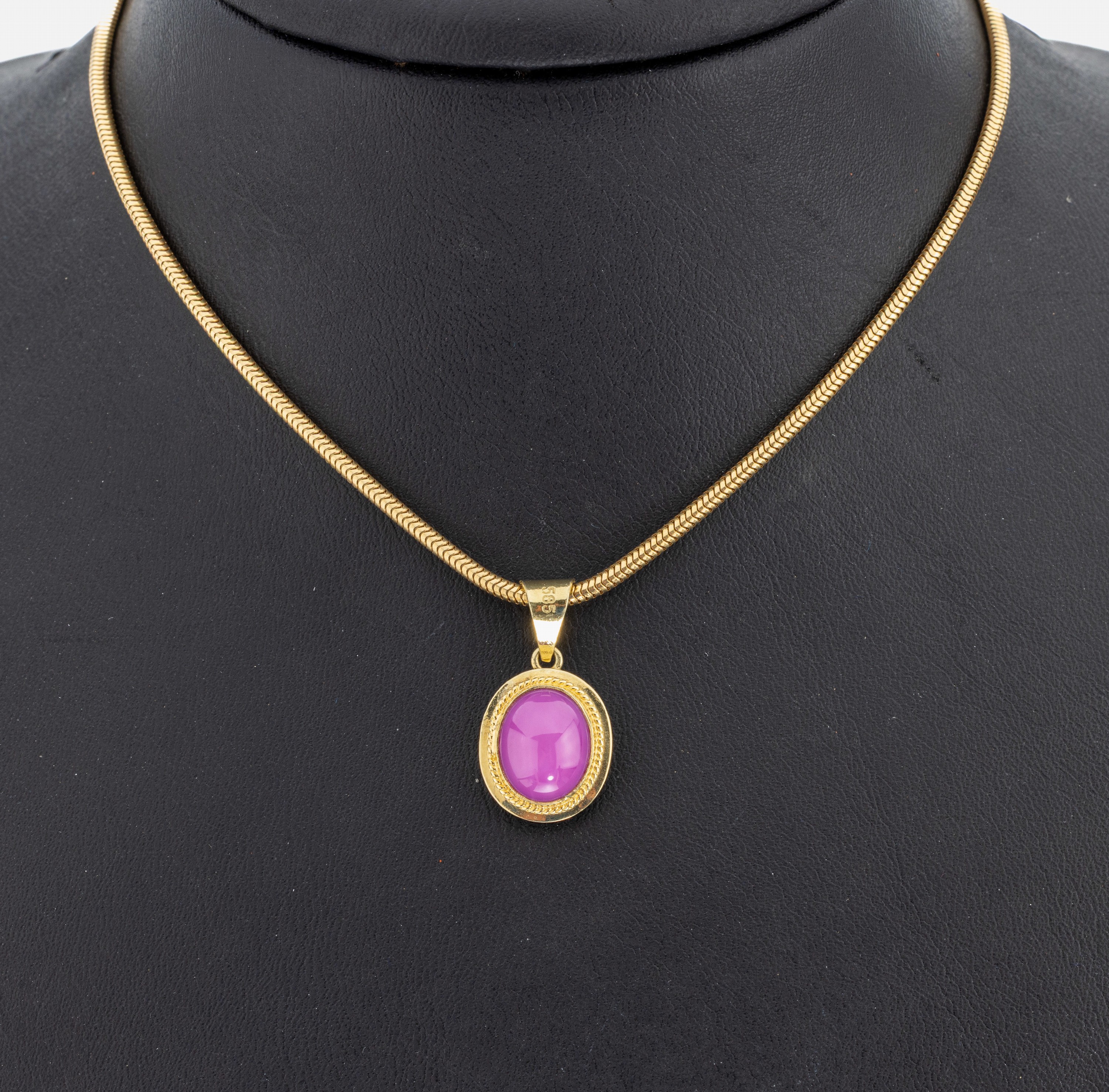 14 kt Gold Anhänger, GG 585/000, an Schlangenkette, Federringschließe, L. ca. 42 cm, synth. Rubin-Cabochon, total ca. 11.3 g