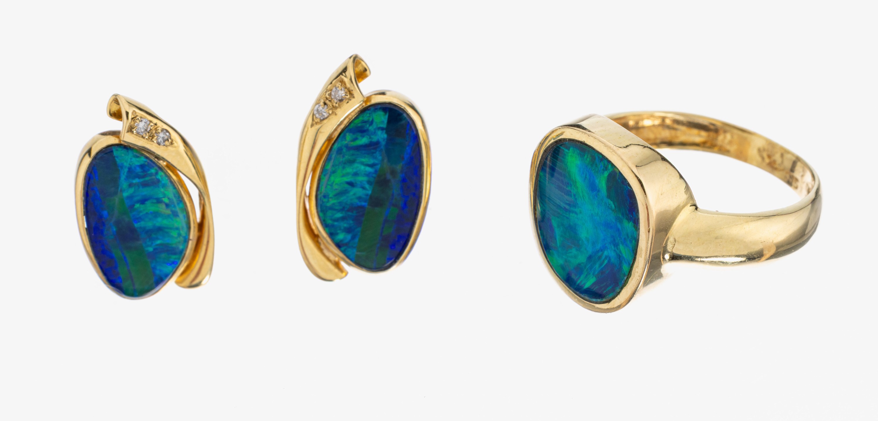 14 kt Gold Schmuckset mit Opalen, GG 585/000: Ring mit Opal-Doublette, RW 55 und Paar Ohrstecker mit Opal-Doubletten und 4 Diamanten zus. ca. 0.04 ...