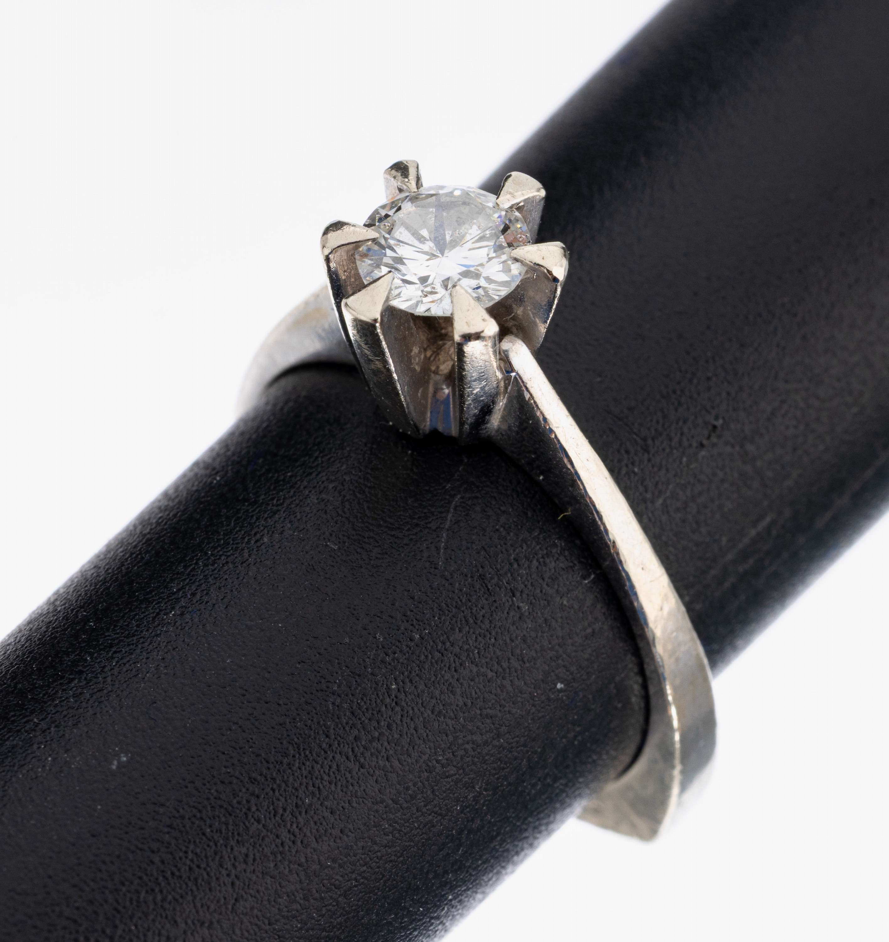 Image 26987684 - 14 kt Gold Brillant Solitär Ring, WG 585/000, Brillant ca. 0.57 ct (grav.) ...