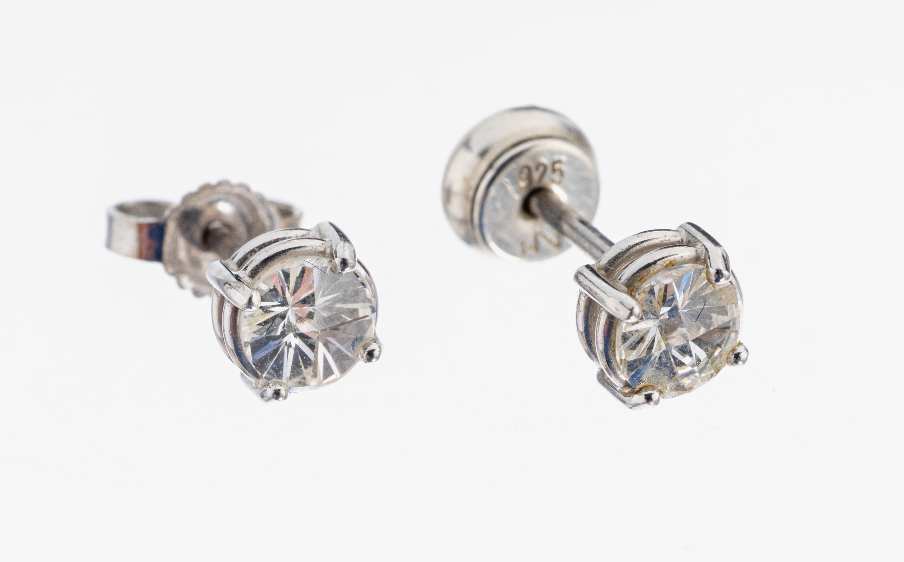 Paar 14 kt Gold Diamant Ohrstecker, WG 585/000, gepr., 2 Diamanten im ausgefallenen Phantasieschliff zus. ca. 0.80 ct Weiß/vs, zusätzlich 2 ...