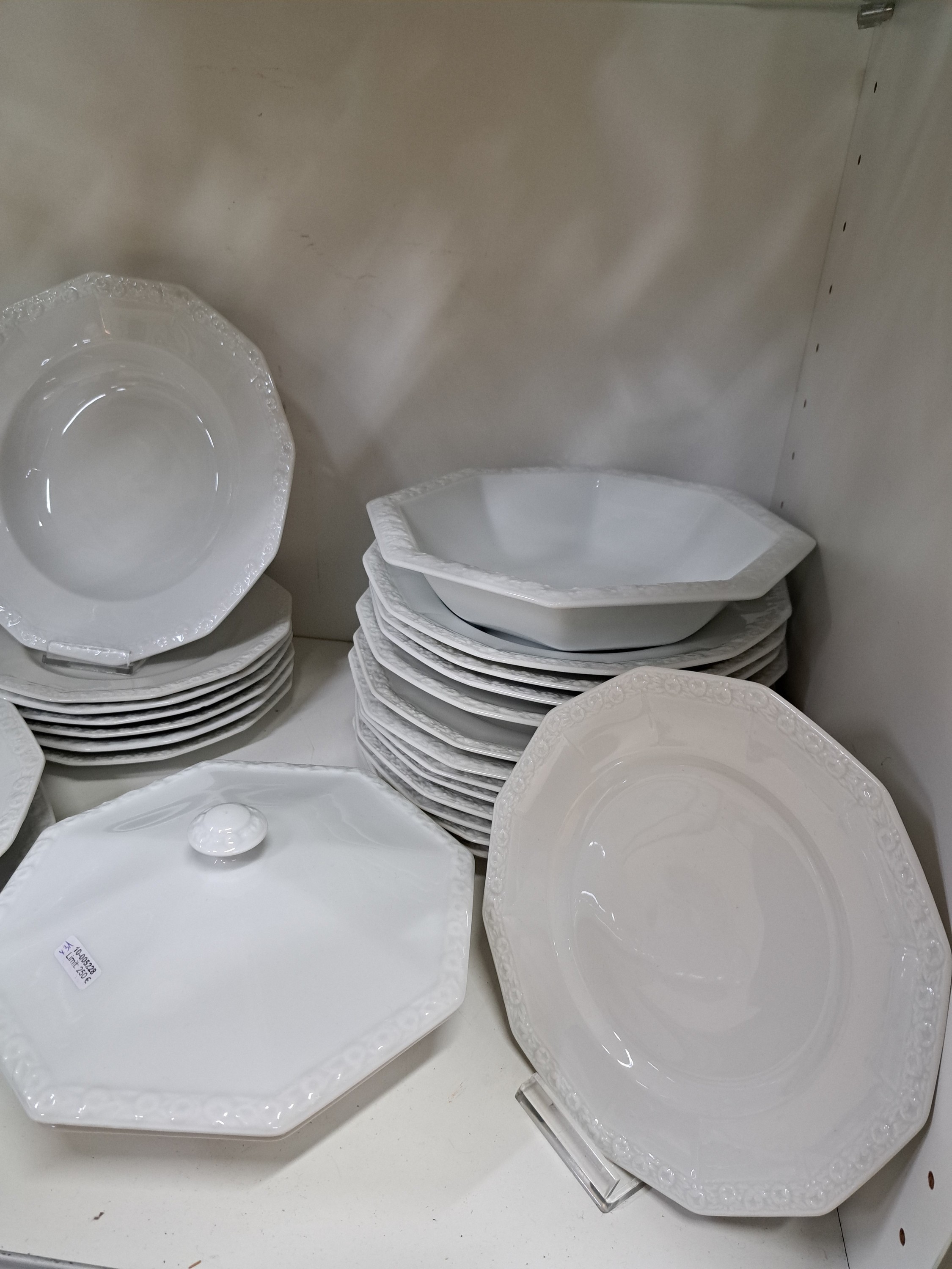 Detail a: Tafelservice, Rosenthal, Maria, weiß, Porzellan, 10 Speiseteller, 5 Suppenteller, ein tiefer Teller, 9 Dessertteller, zwei Schüsseln und vier ...
