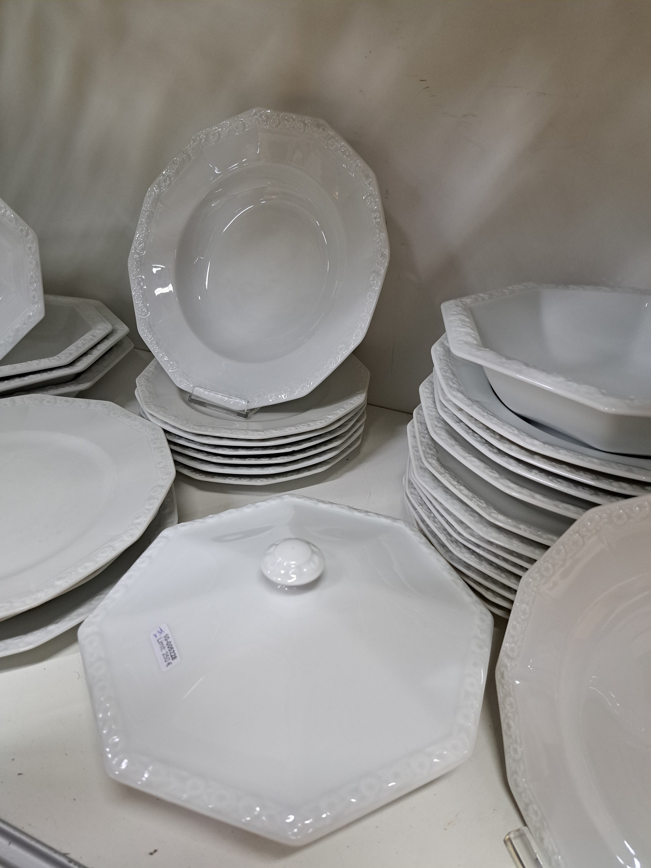 Detail b: Tafelservice, Rosenthal, Maria, weiß, Porzellan, 10 Speiseteller, 5 Suppenteller, ein tiefer Teller, 9 Dessertteller, zwei Schüsseln und vier ...