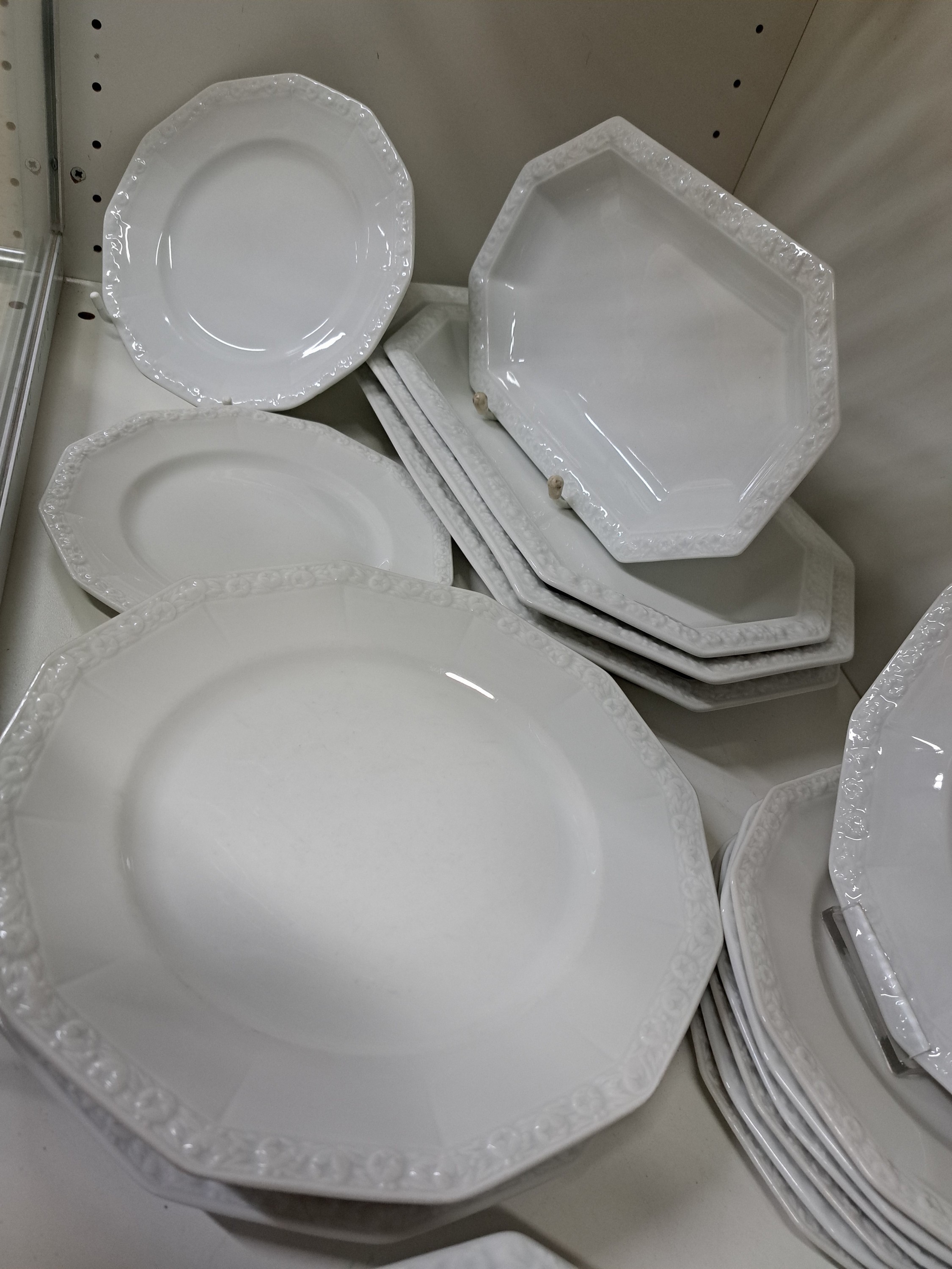 Detail c: Tafelservice, Rosenthal, Maria, weiß, Porzellan, 10 Speiseteller, 5 Suppenteller, ein tiefer Teller, 9 Dessertteller, zwei Schüsseln und vier ...