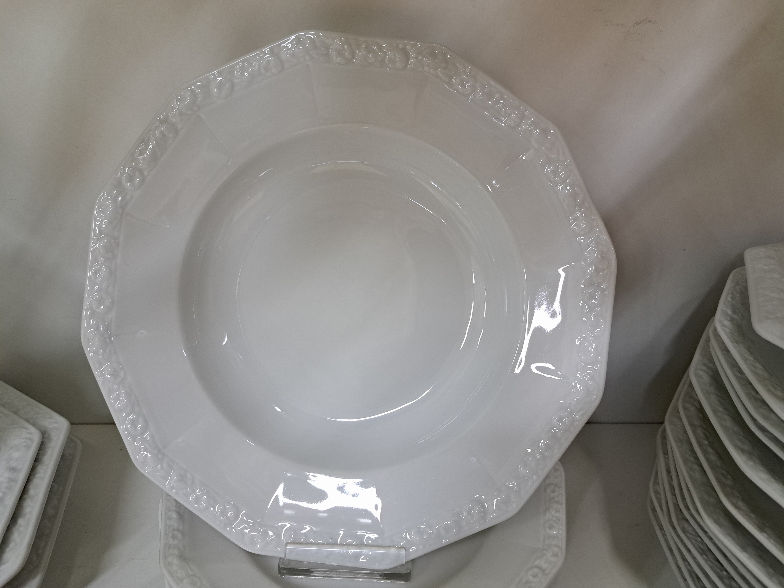 Detail d: Tafelservice, Rosenthal, Maria, weiß, Porzellan, 10 Speiseteller, 5 Suppenteller, ein tiefer Teller, 9 Dessertteller, zwei Schüsseln und vier ...