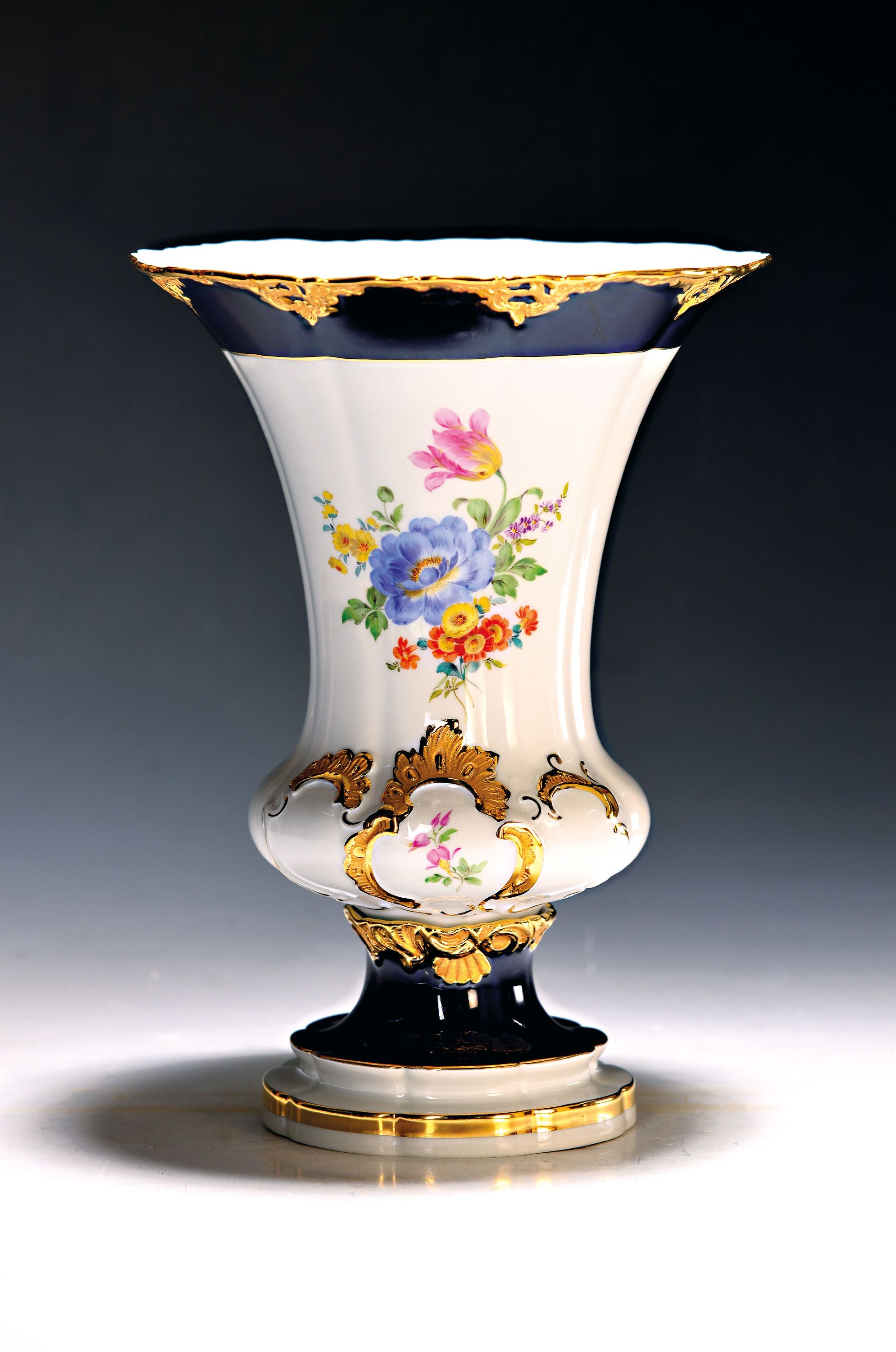 Image 26987691 - Vase, Meissen, 20. Jh., 2. Wahl, Porzellan, kobaltblau, mit Blumendekor, B-Form, Matt- ...