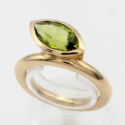 26987697a - Ring mit Peridot, RoséG 585/000, navettef. Peridot ca. 2.78 ct, RW ca. 54 Schätzpreis: ...