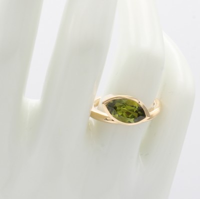 26987697b - Ring mit Peridot, RoséG 585/000, navettef. Peridot ca. 2.78 ct, RW ca. 54 Schätzpreis: ...