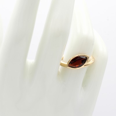 26987698b - Ring mit Granat, RoséG 585/000, navettef. Granat ca. 2.23 ct, RW ca. 54 Schätzpreis: ...